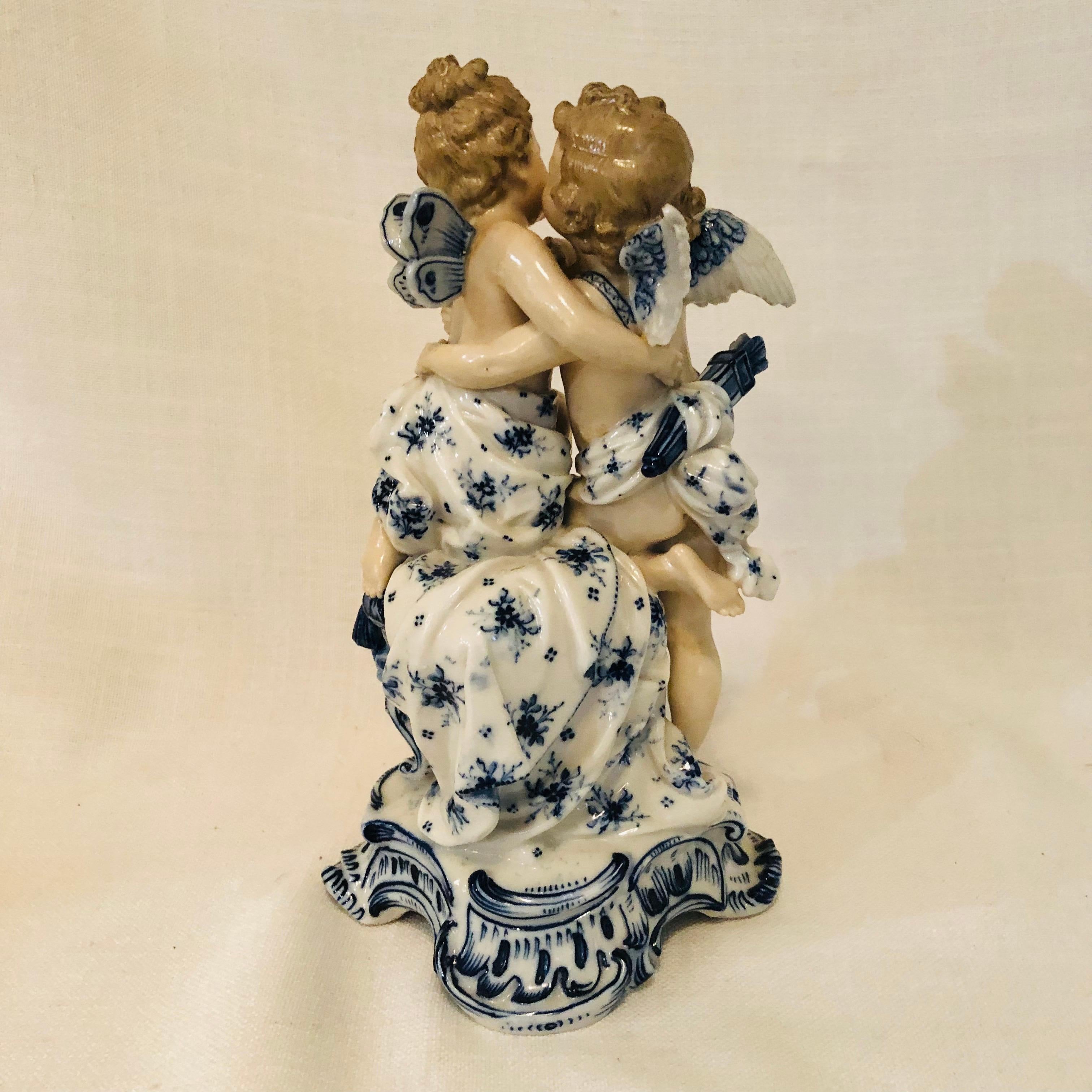 Peint à la main Figurine Sitzendorf de Dresde avec anges qui baignent avec décoration bleue et blanche