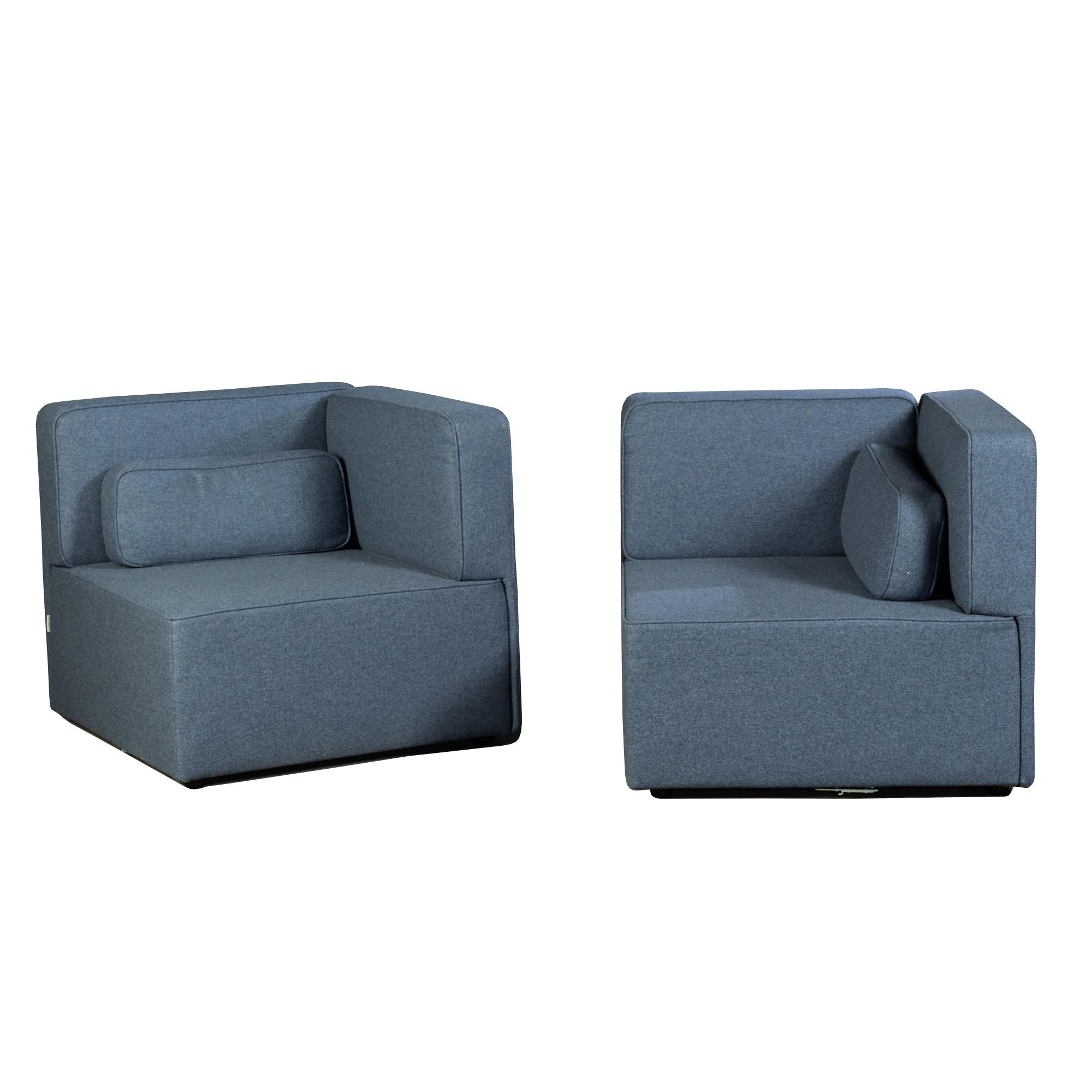 Sitzfeldt

SETZEN

Ein mit blauer Wolle gepolstertes modulares Sofa mit Ottomane.
Mit zwei quadratischen Ecksitzbänken, die sich zu einem rechteckigen Sofa zusammenfügen, und einer dazu passenden quadratischen Ottomane.
Sitzfeldt, Deutschland,