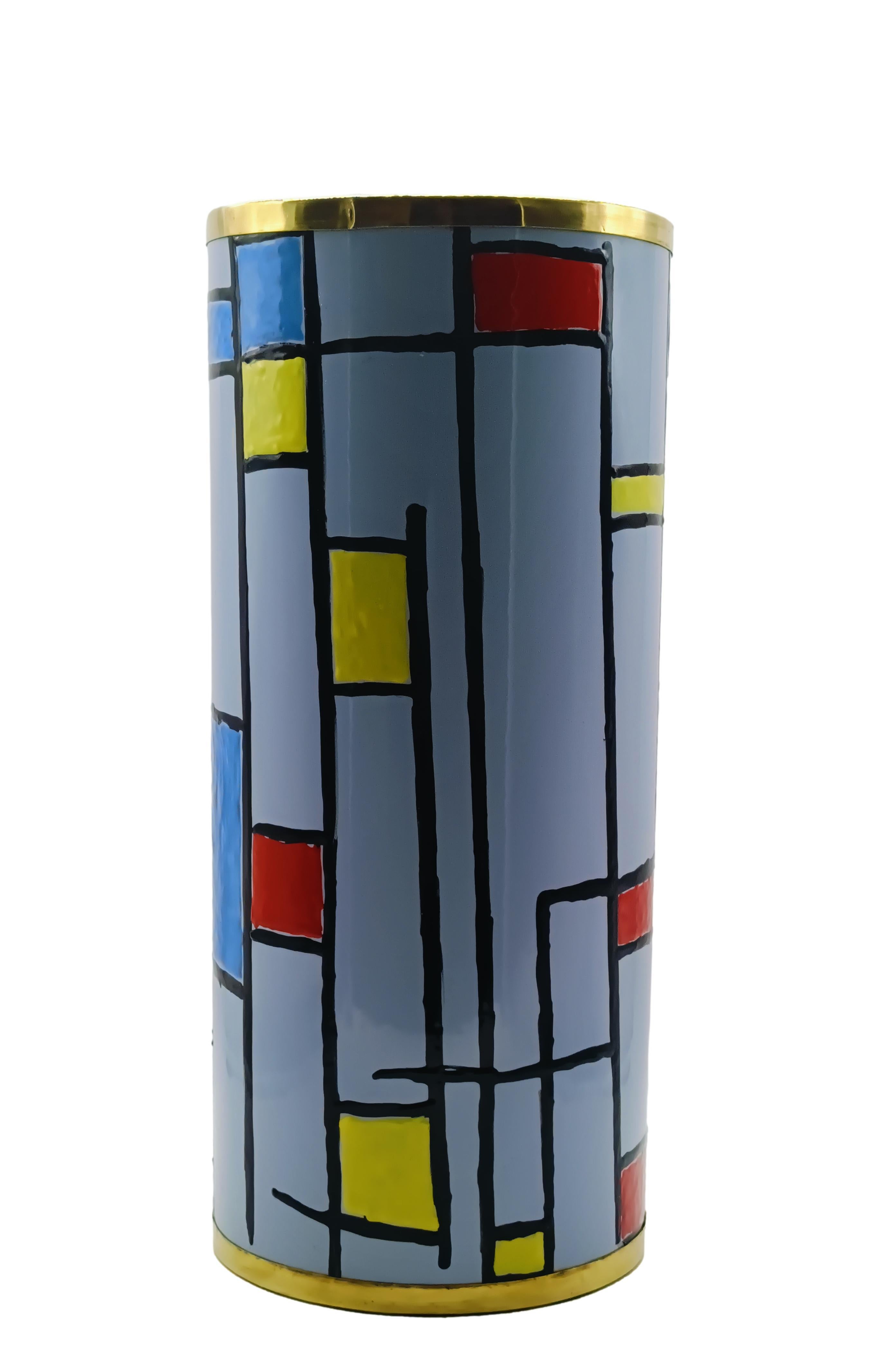 Porte-parapluie en métal émaillé décoré de motifs géométriques, fabrication italienne Siva Poggibonzi 1970, inspiré par le style iconique de Piet Mondrian. Décorée de lignes noires audacieuses et de blocs de couleurs primaires (rouge, bleu, jaune)