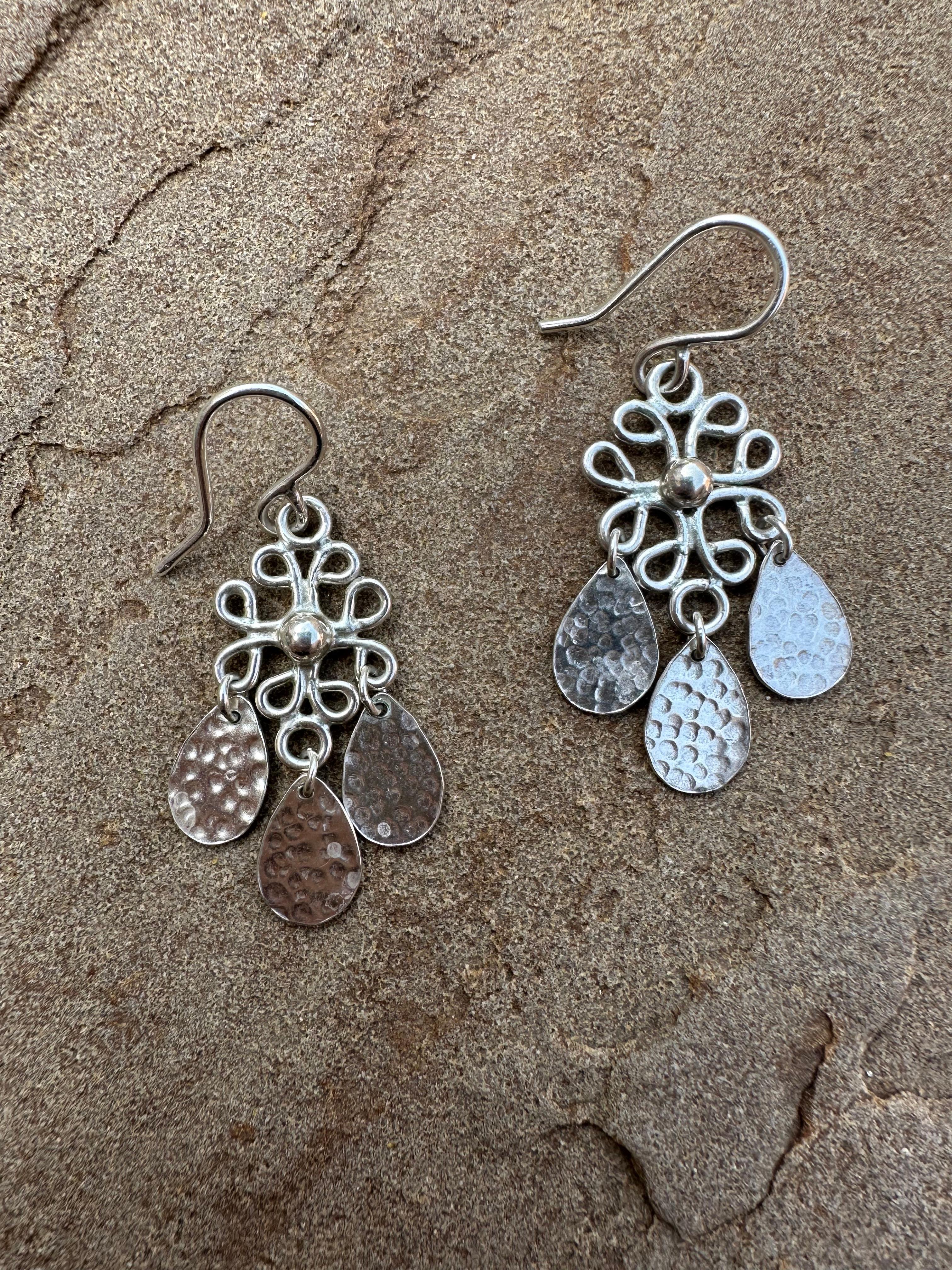 Silver one motif earrings In New Condition For Sale In Plano, TX