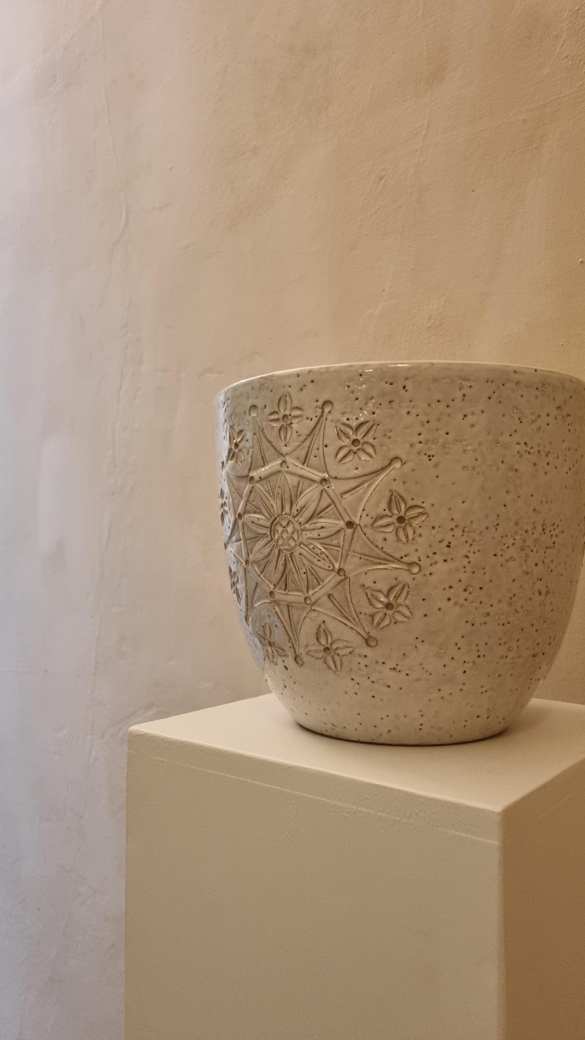 Rare Ceramic planter of the Siviglia series by Aldo Londi for Ceramiche Bitossi Montelupo, 60s.
Glazed ceramic,  engraving .
Each work created by Bitossi follows a very complex working process, both in the formal and decorative part.
The realization