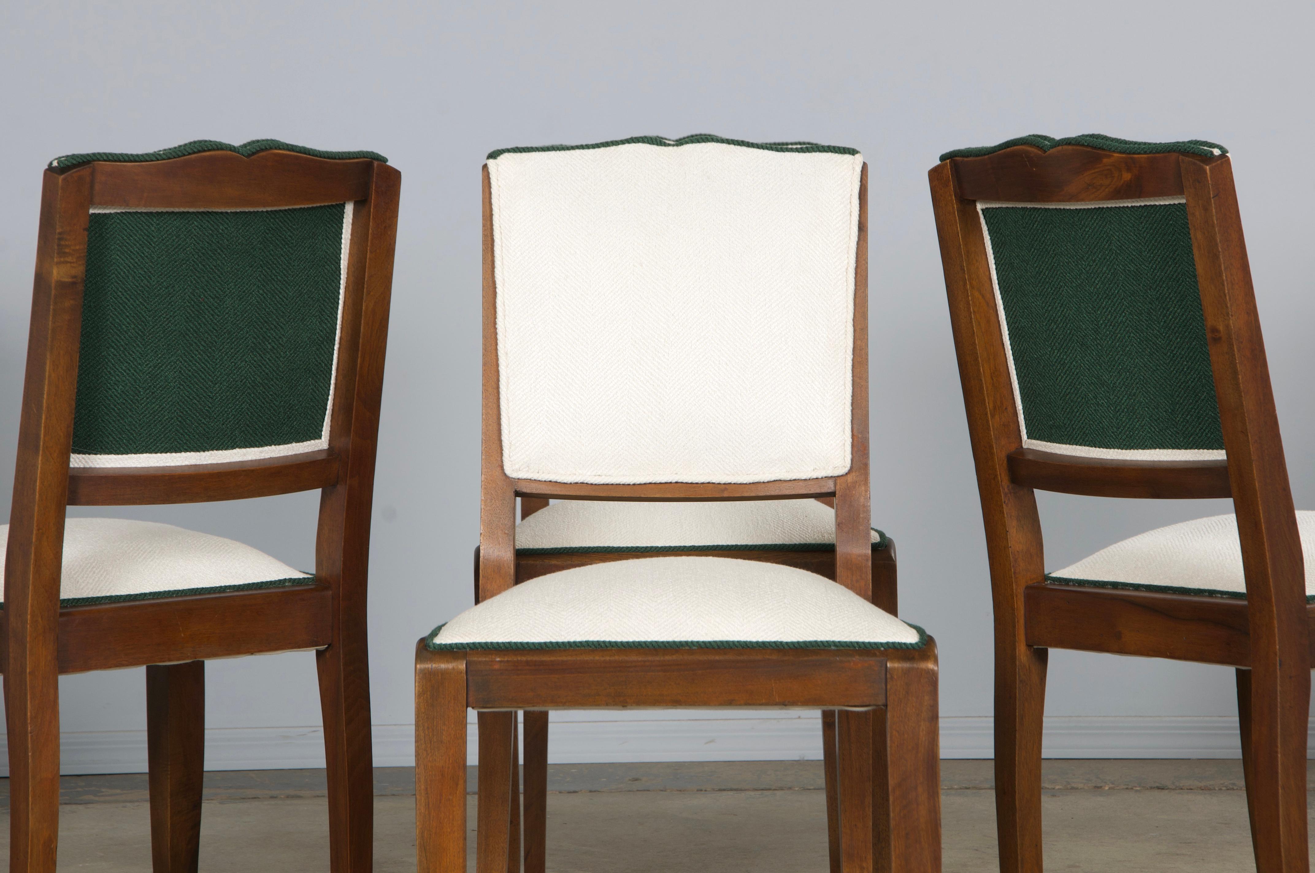 Un ensemble traditionnel de six chaises de salle à manger Art déco françaises des années 1920 provenant de Provence, France. Fabriquées à la main en noyer massif, les chaises présentent le dossier à moustache caractéristique de la période Art déco.