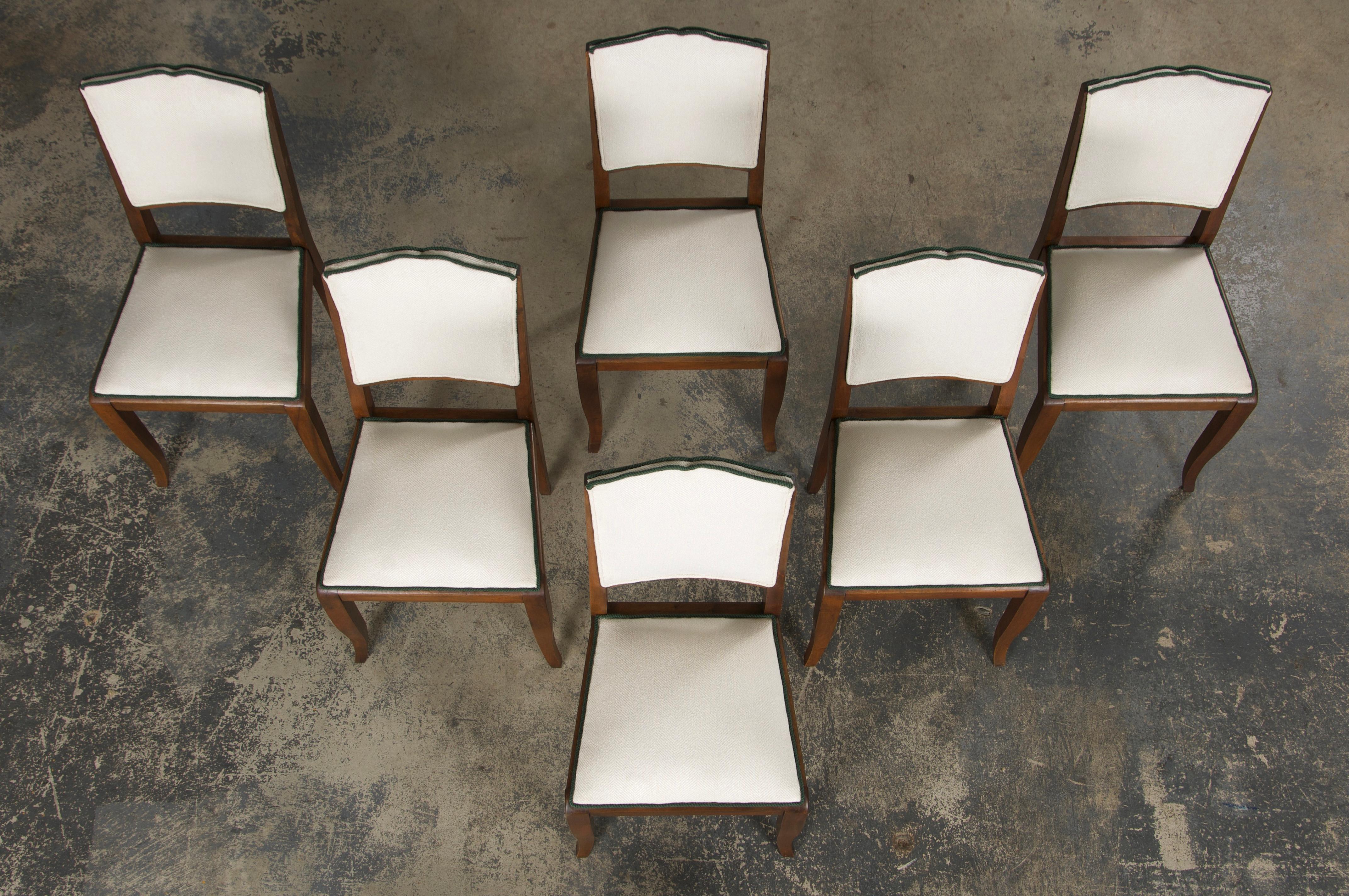 Français Six chaises de salle à manger françaises Art Déco des années 1920 à dossier moustachu, en blanc Off-White et vert en vente