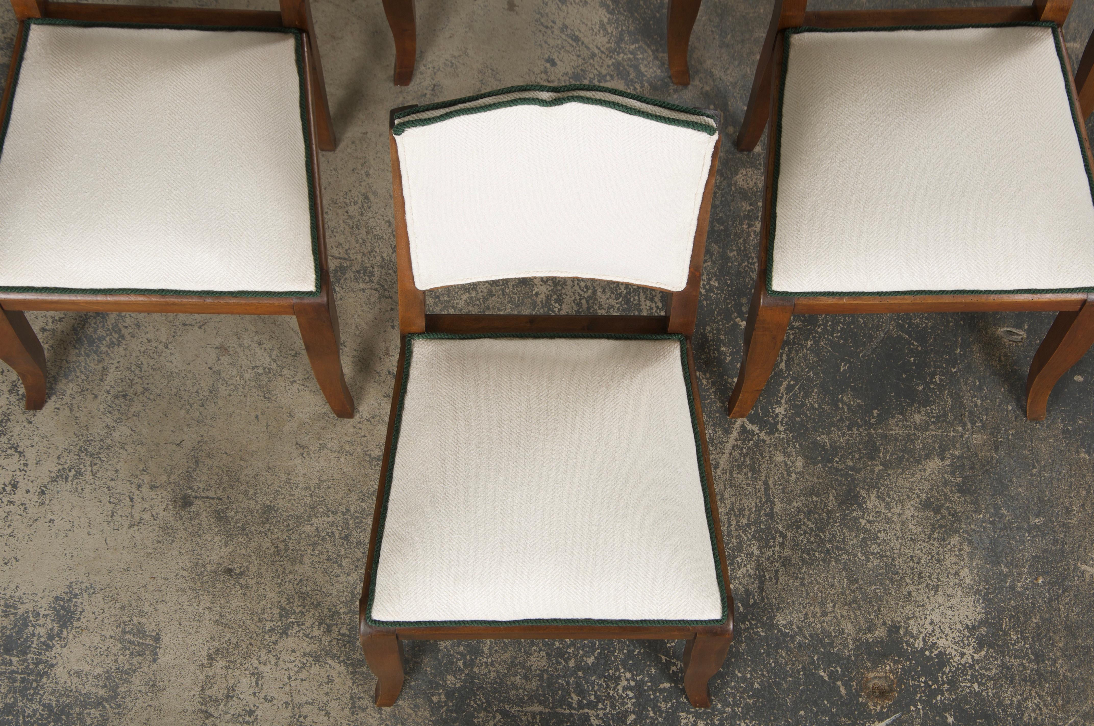 Sculpté à la main Six chaises de salle à manger françaises Art Déco des années 1920 à dossier moustachu, en blanc Off-White et vert en vente