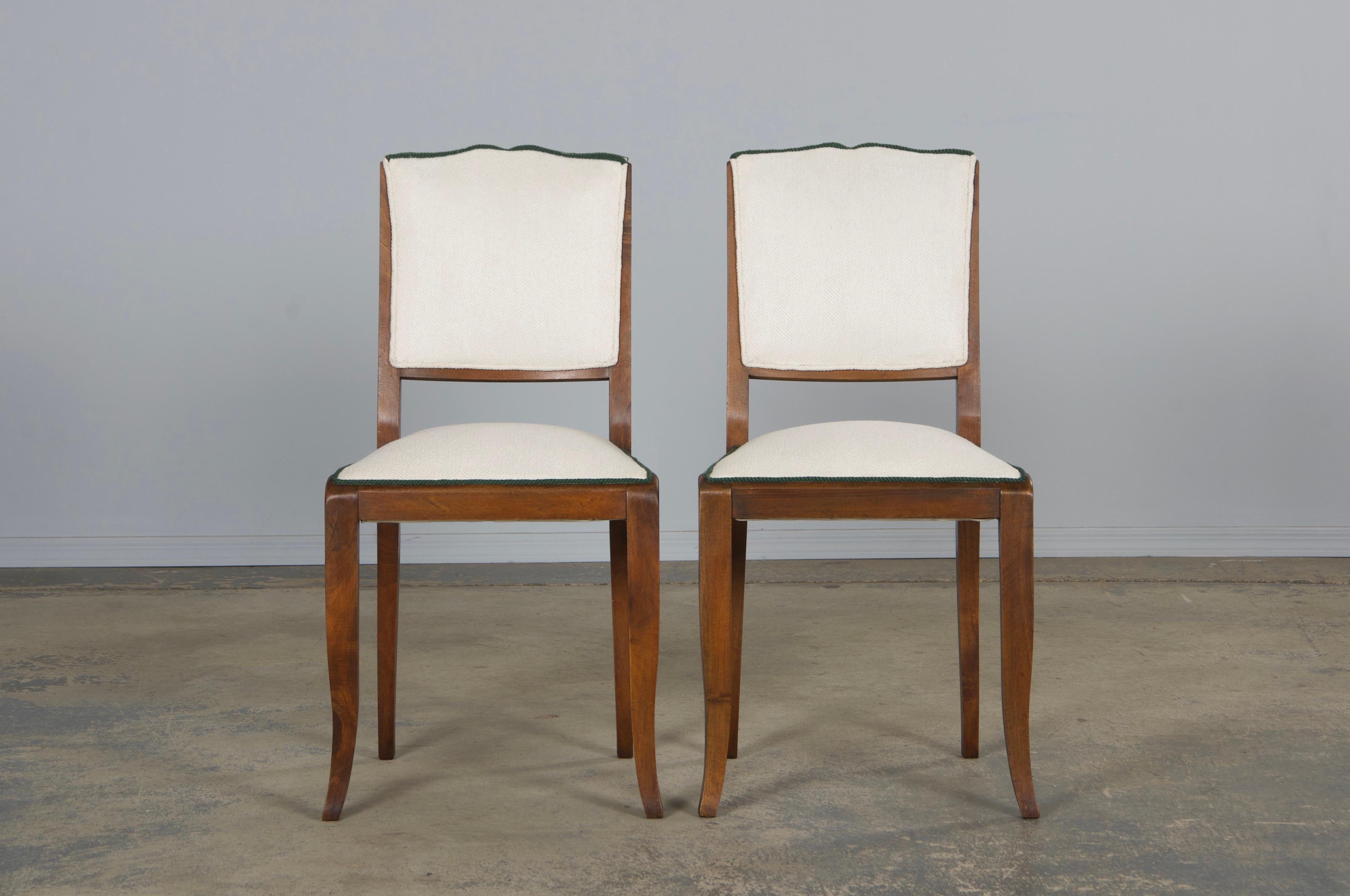 Six chaises de salle à manger françaises Art Déco des années 1920 à dossier moustachu, en blanc Off-White et vert Bon état - En vente à Astoria, NY