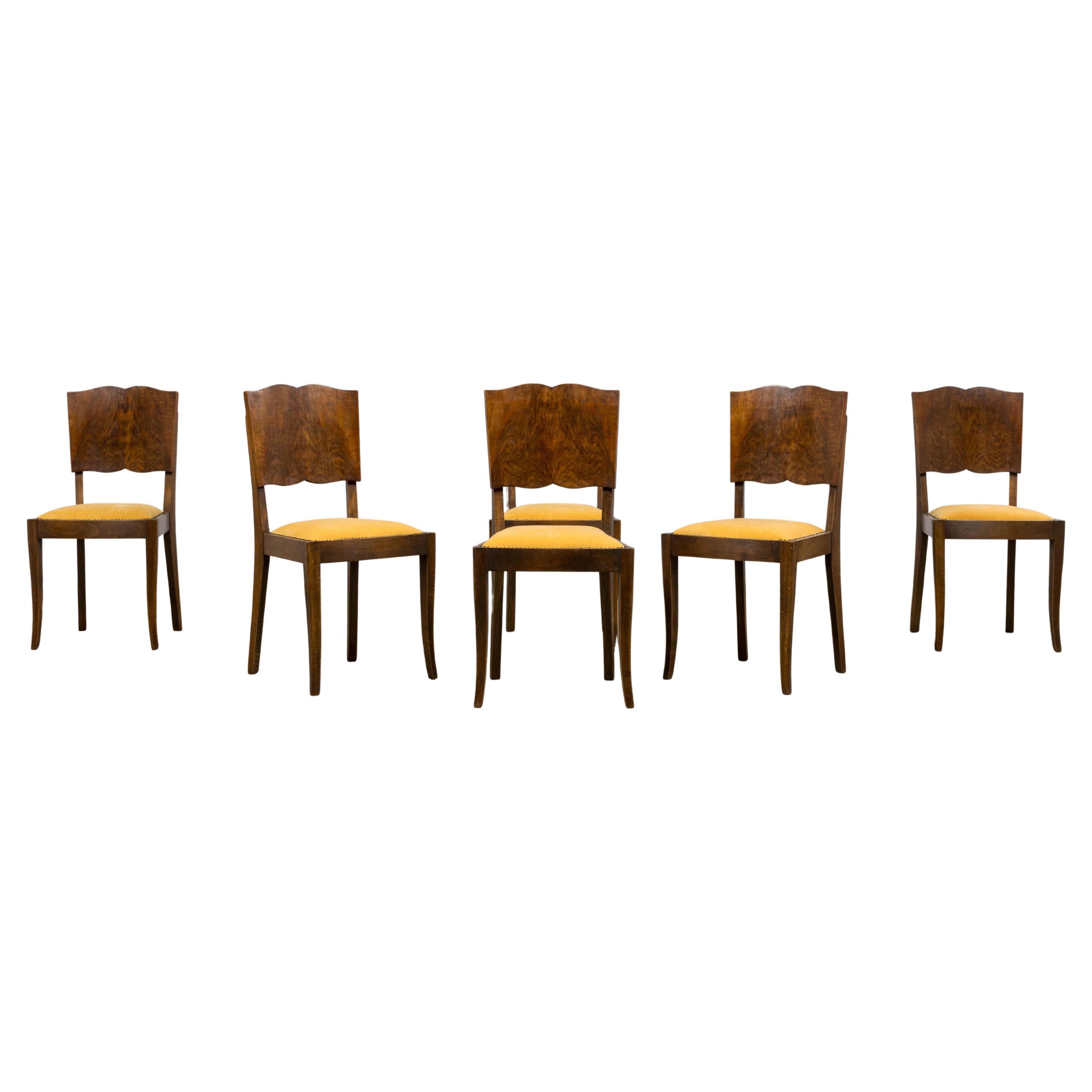 Six chaises de salle à manger en chêne à dossier moustachu, en velours doré, de style Art déco français des années 1930 en vente