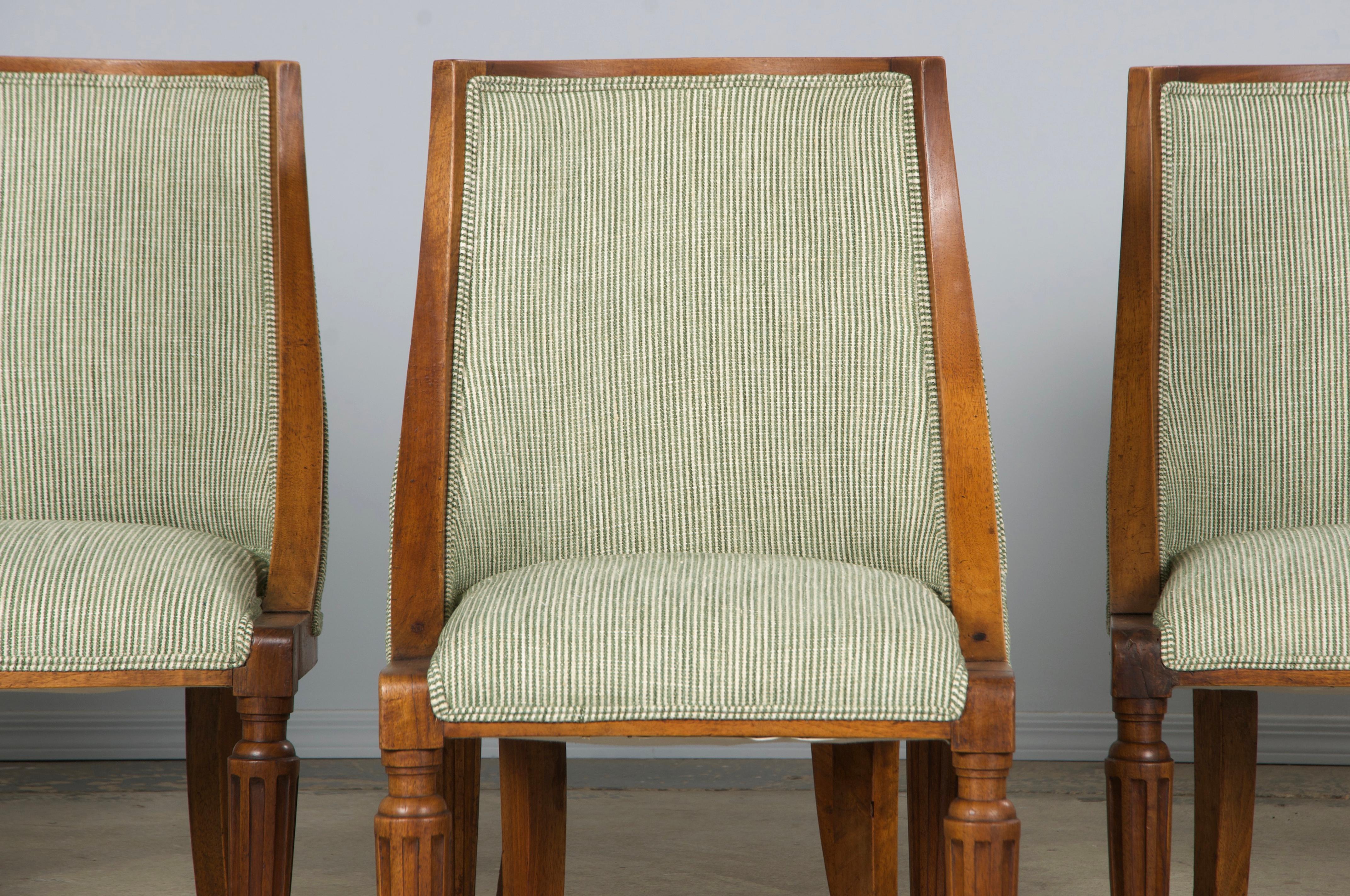 Uno squisito set di sei sedie da pranzo tradizionali francesi in stile Art Déco, risalenti agli anni '30 e provenienti direttamente dalla Provenza. Sapientemente lavorata a mano in noce massiccio, ogni sedia presenta una classica struttura a