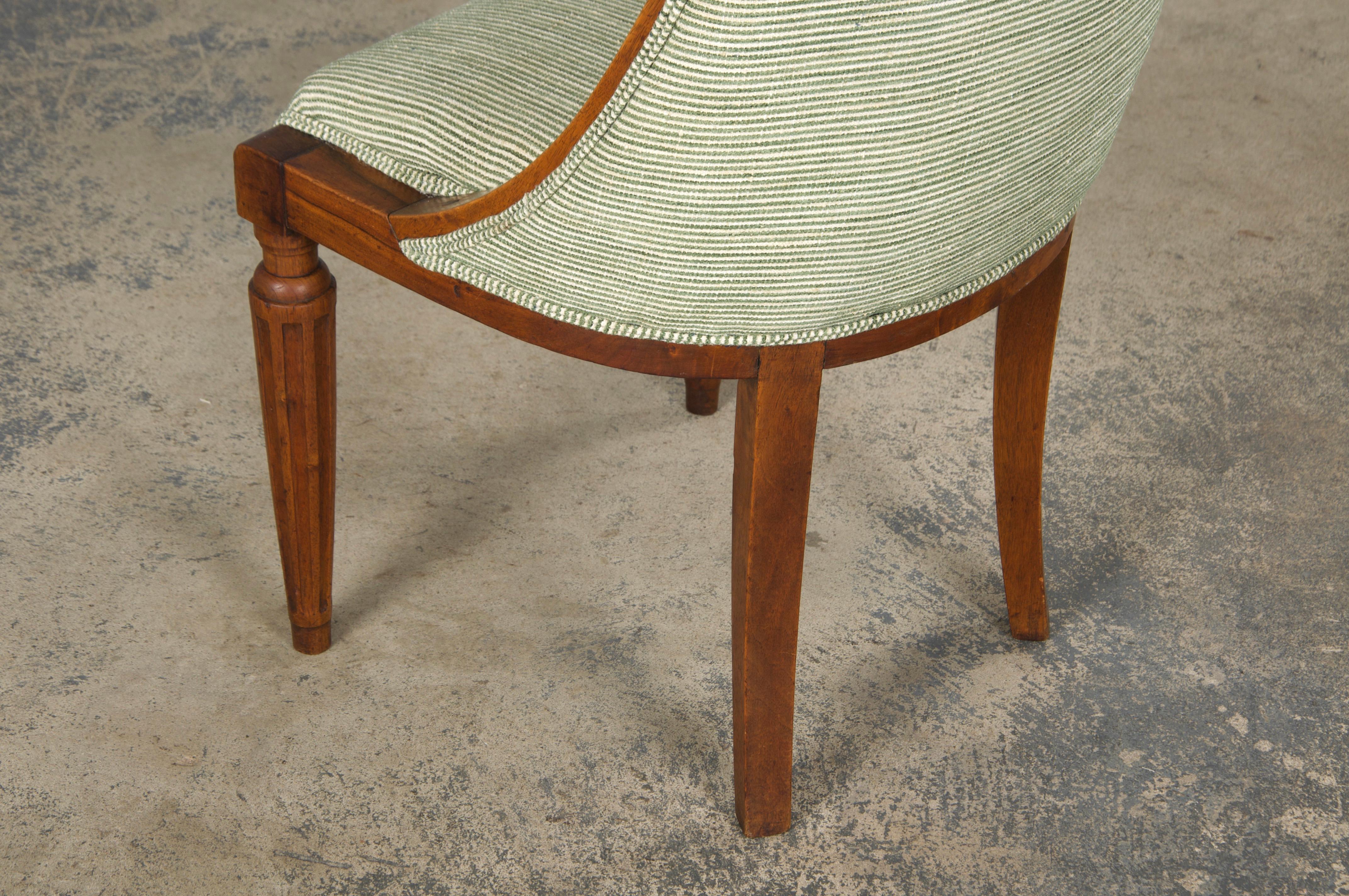 Sei sedie da pranzo a gondola in noce Art Deco francese degli anni '30 con tessuto verde a righe in vendita 12