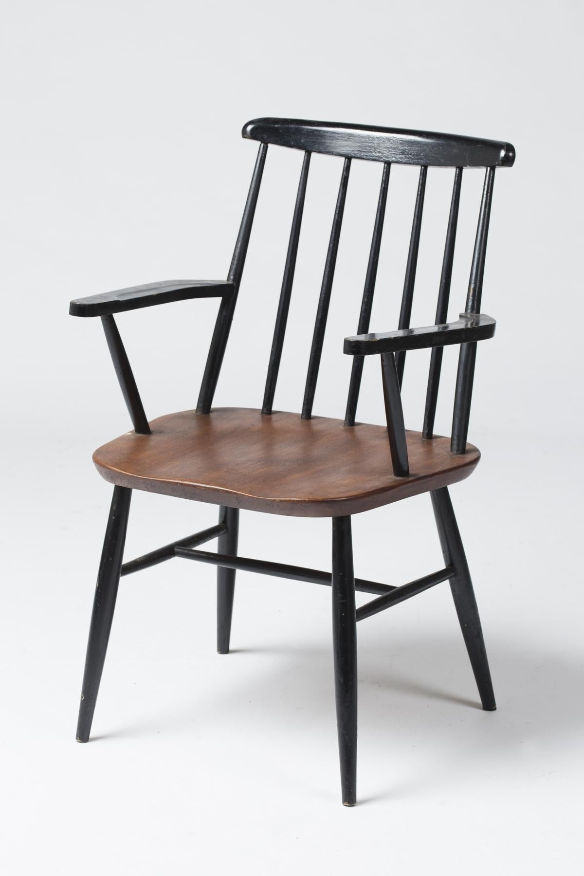 Set of six armchairs by Ilmari Tapiovaara, in blackened wood and teak, circa 1950-1960.

The modernist designer Ilmari Tapiovaara was born in 1914 in Hämeenlinna, Finland. He studied interior design and industrial design at the Institute of