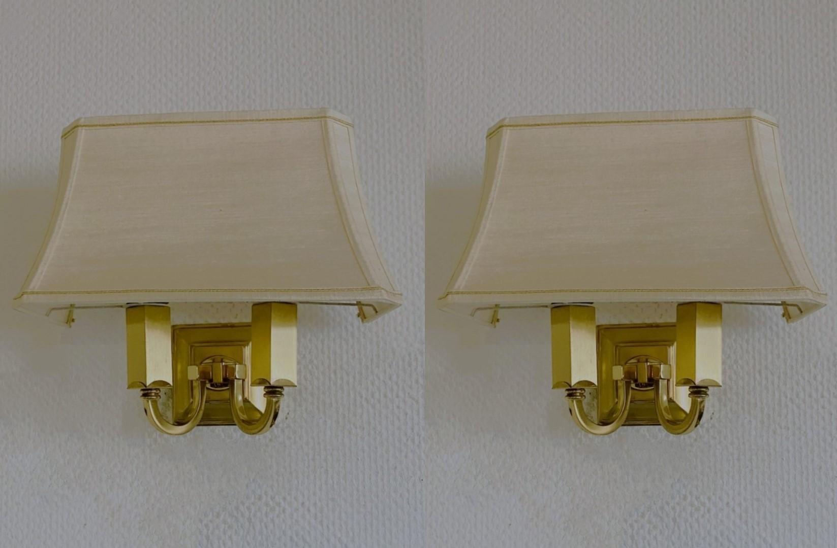 Seis apliques de dos luces de latón dorado de estilo neoclásico con pantallas de tela procedentes de un hotel del sur de Francia, años 50. Los seis apliques de pared están en buen estado vintage, sin daños. Cada candelabro admite dos bombillas de