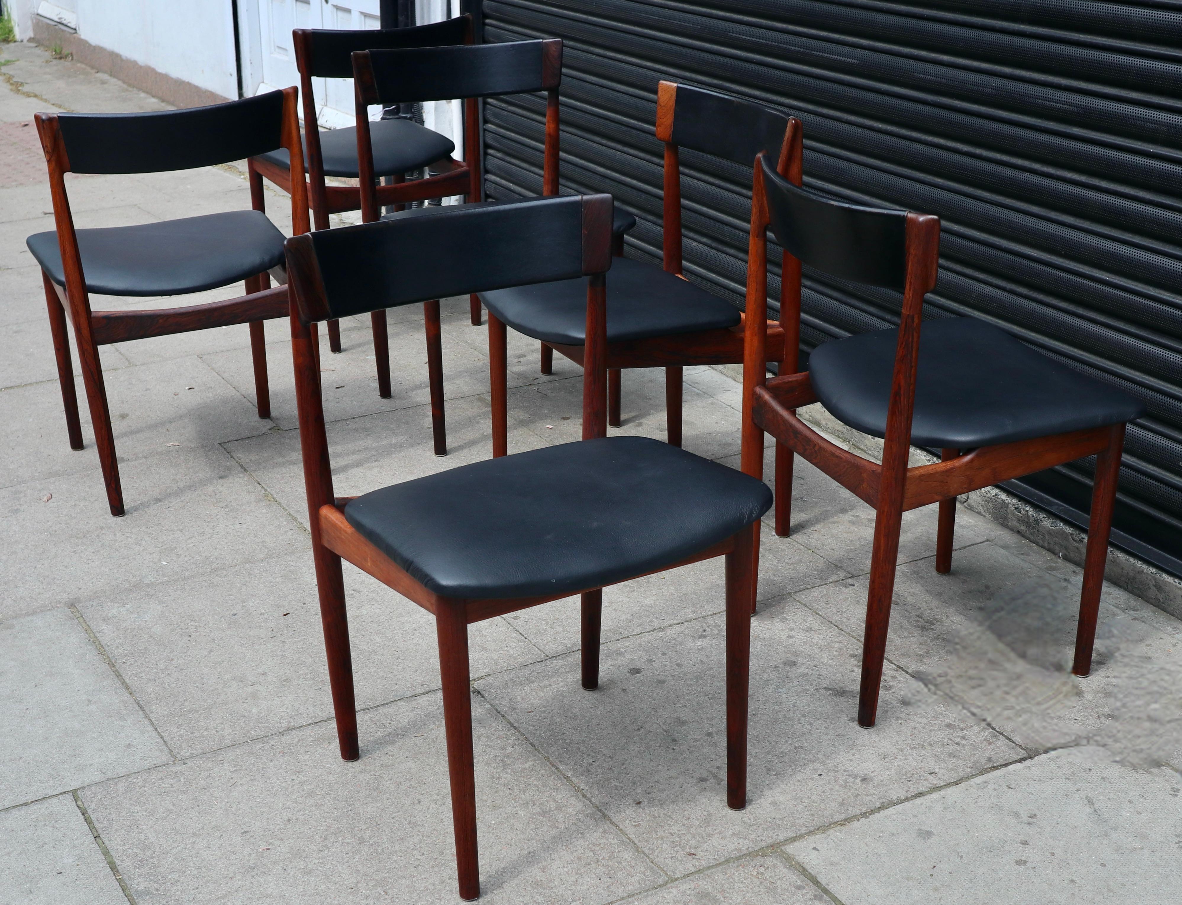 Ensemble rare de six chaises de salle à manger en bois de rose et cuir modèle 39, conçu par Henry Rosengren Hansen, dans les années 1960. Produit par Brande møbelfabrik au Danemark.
