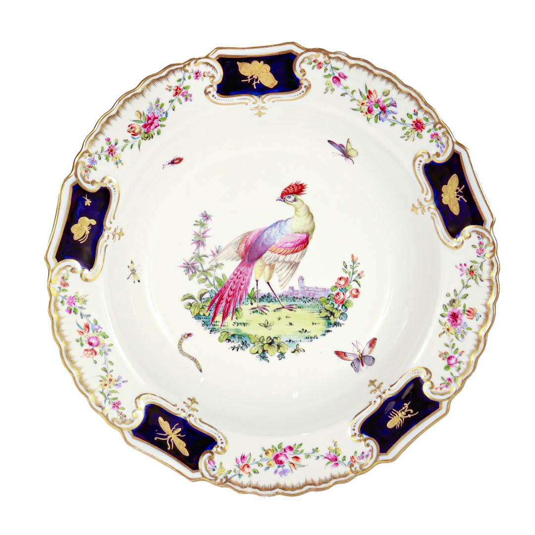 Un très bel ensemble de six bols en porcelaine.

Par Copeland.

Chaque bol présente un bord orné de guirlandes florales alternées et de cartouches bleu cobalt sous glaçure, décorés d'insectes dorés.

Le centre des bols est orné de scènes d'oiseaux