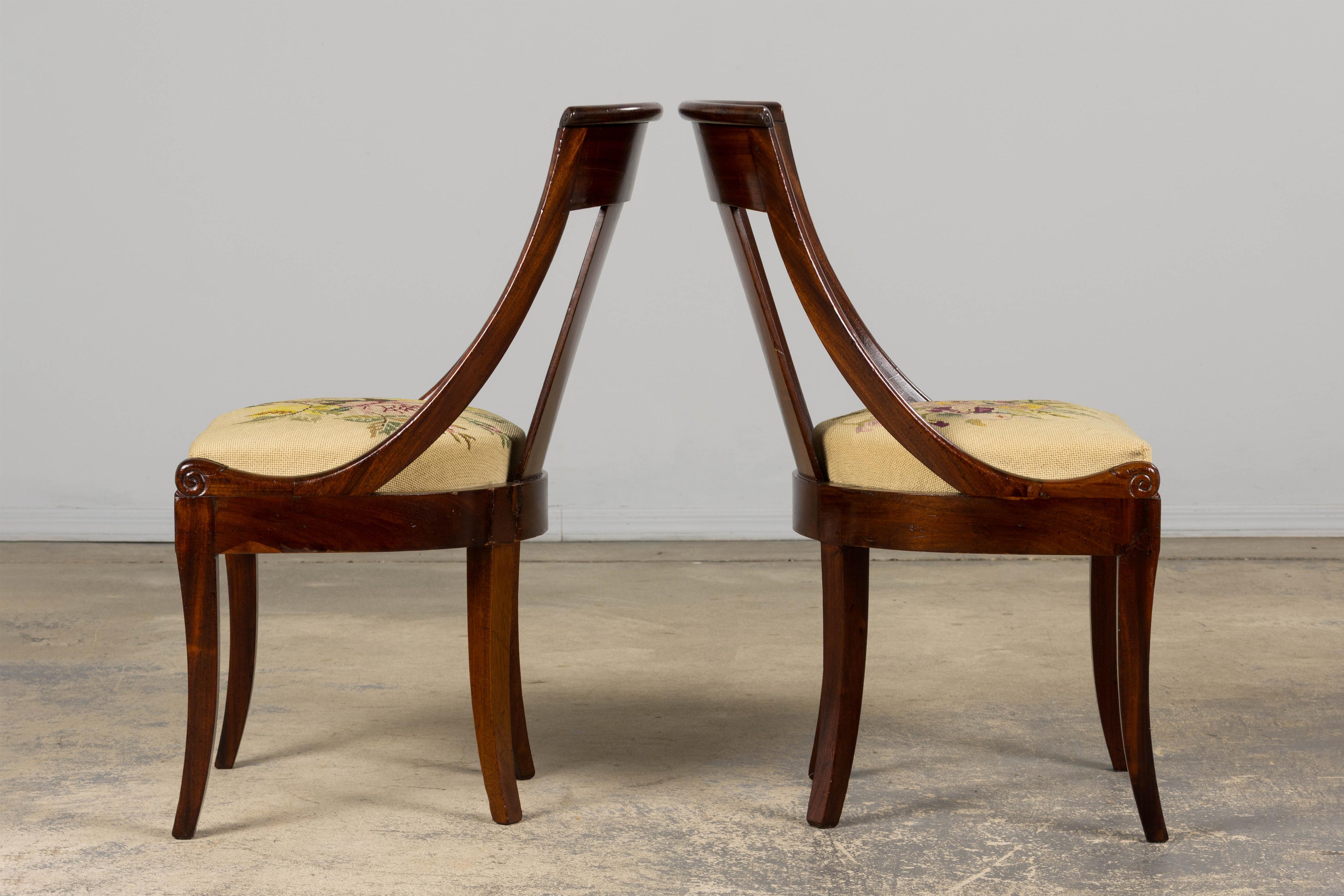 Six chaises de salle à manger en acajou de style Empire français du XIXe siècle avec tapisserie florale en vente 4