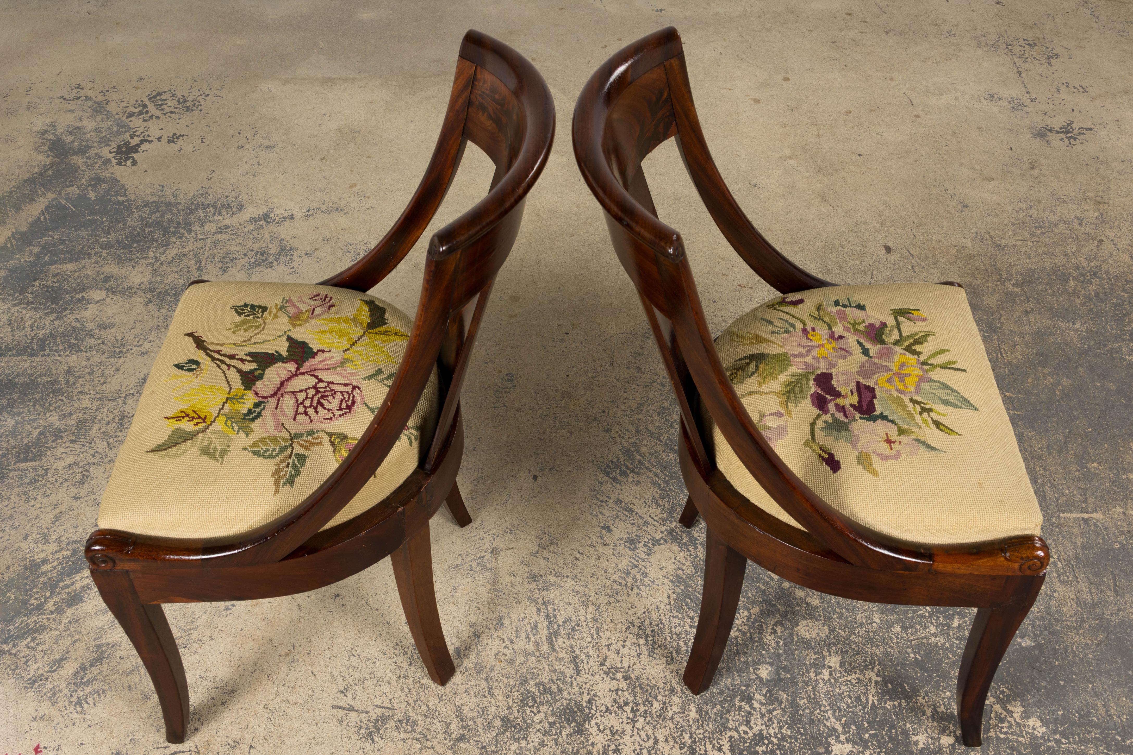 Six chaises de salle à manger en acajou de style Empire français du XIXe siècle avec tapisserie florale en vente 5