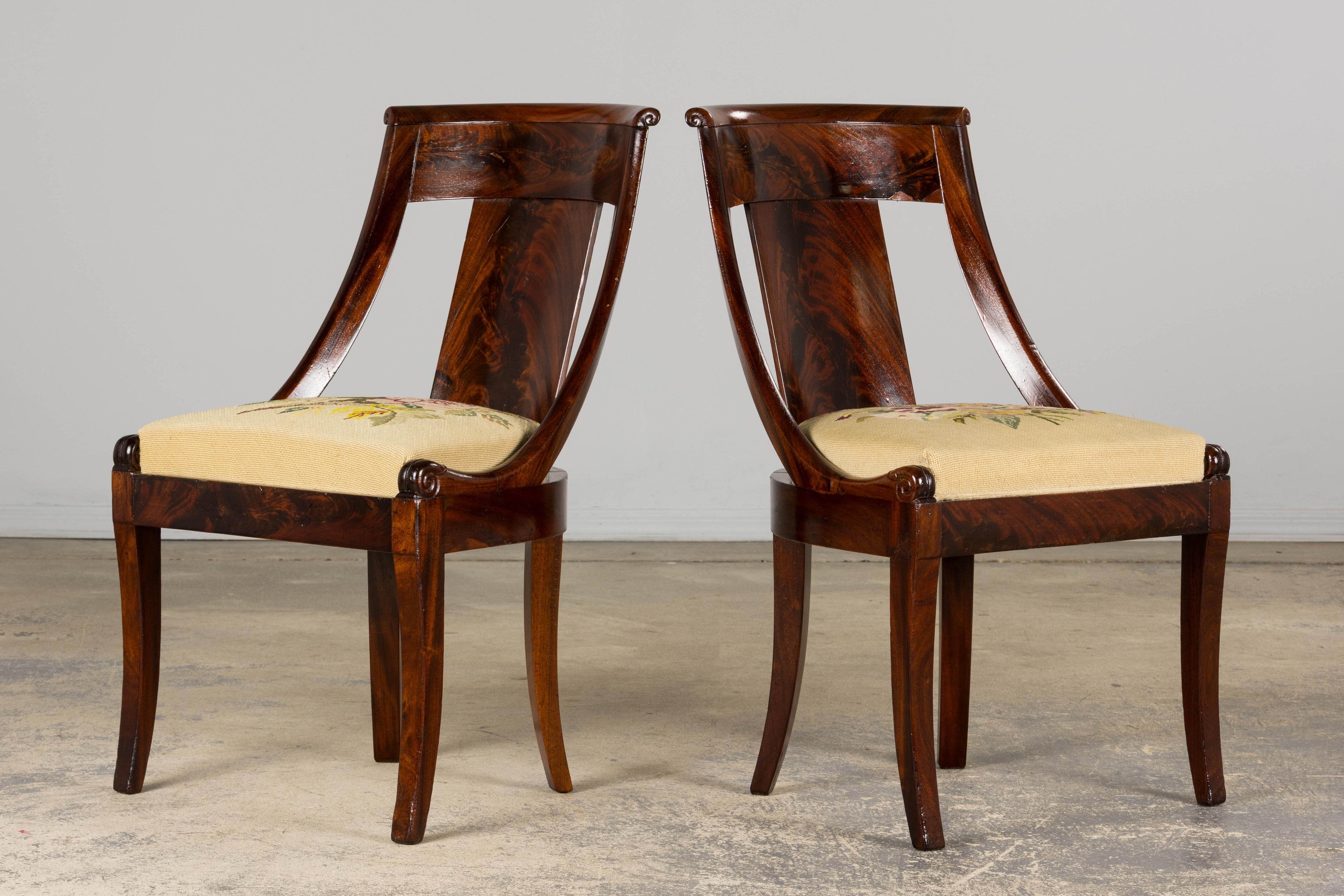 Six chaises de salle à manger en acajou de style Empire français du XIXe siècle avec tapisserie florale en vente 6