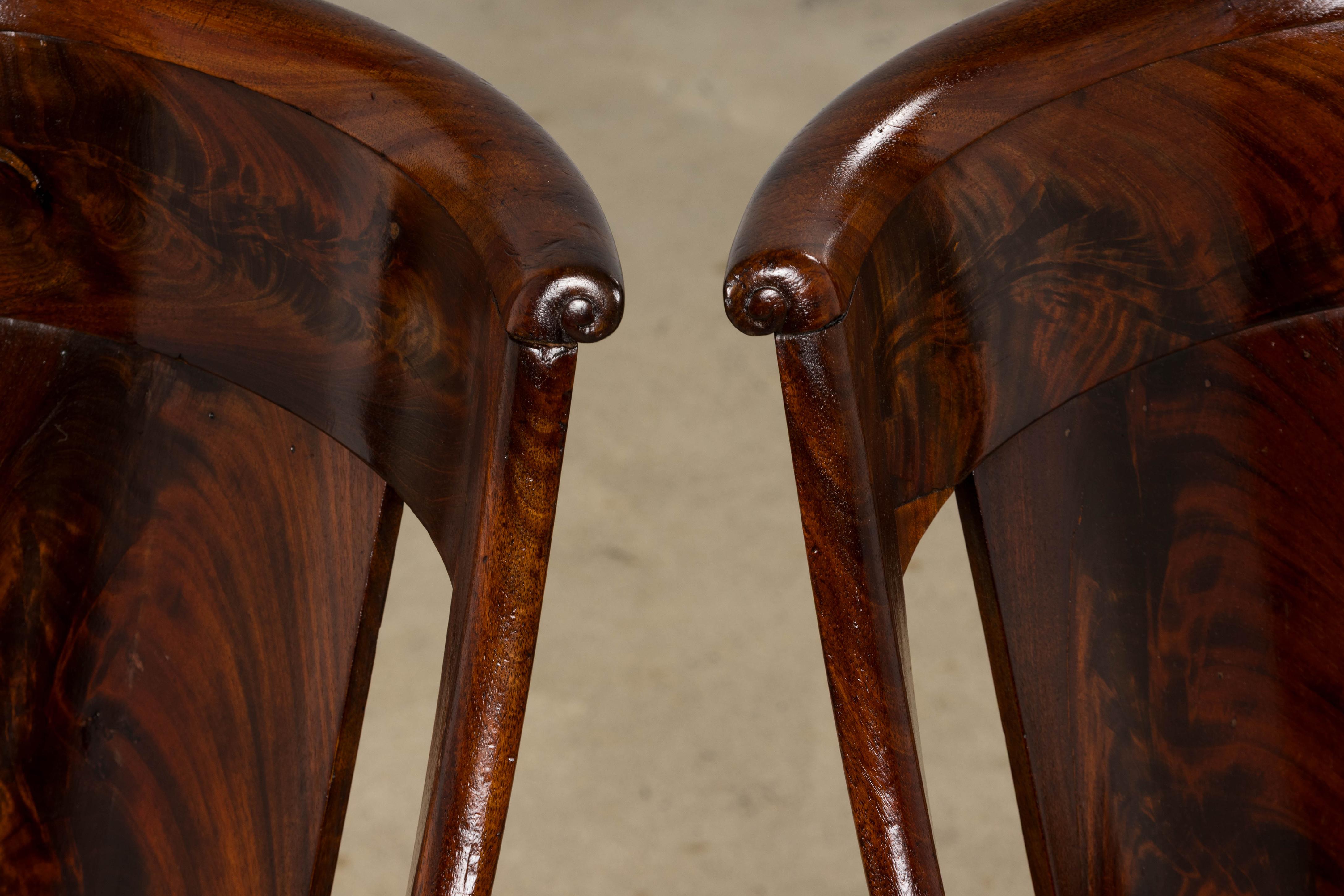 Six chaises de salle à manger en acajou de style Empire français du XIXe siècle avec tapisserie florale en vente 7