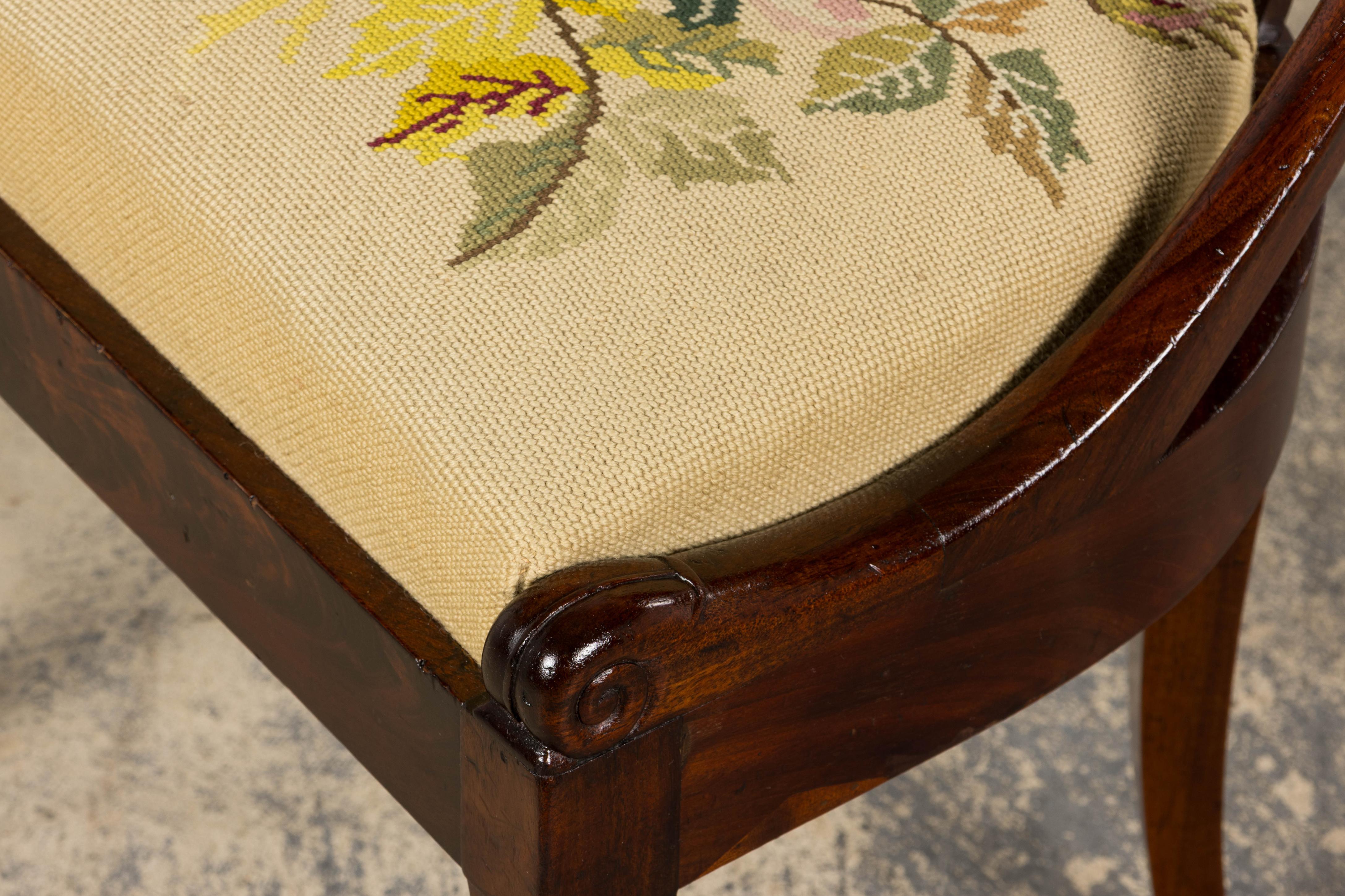 Six chaises de salle à manger en acajou de style Empire français du XIXe siècle avec tapisserie florale en vente 8