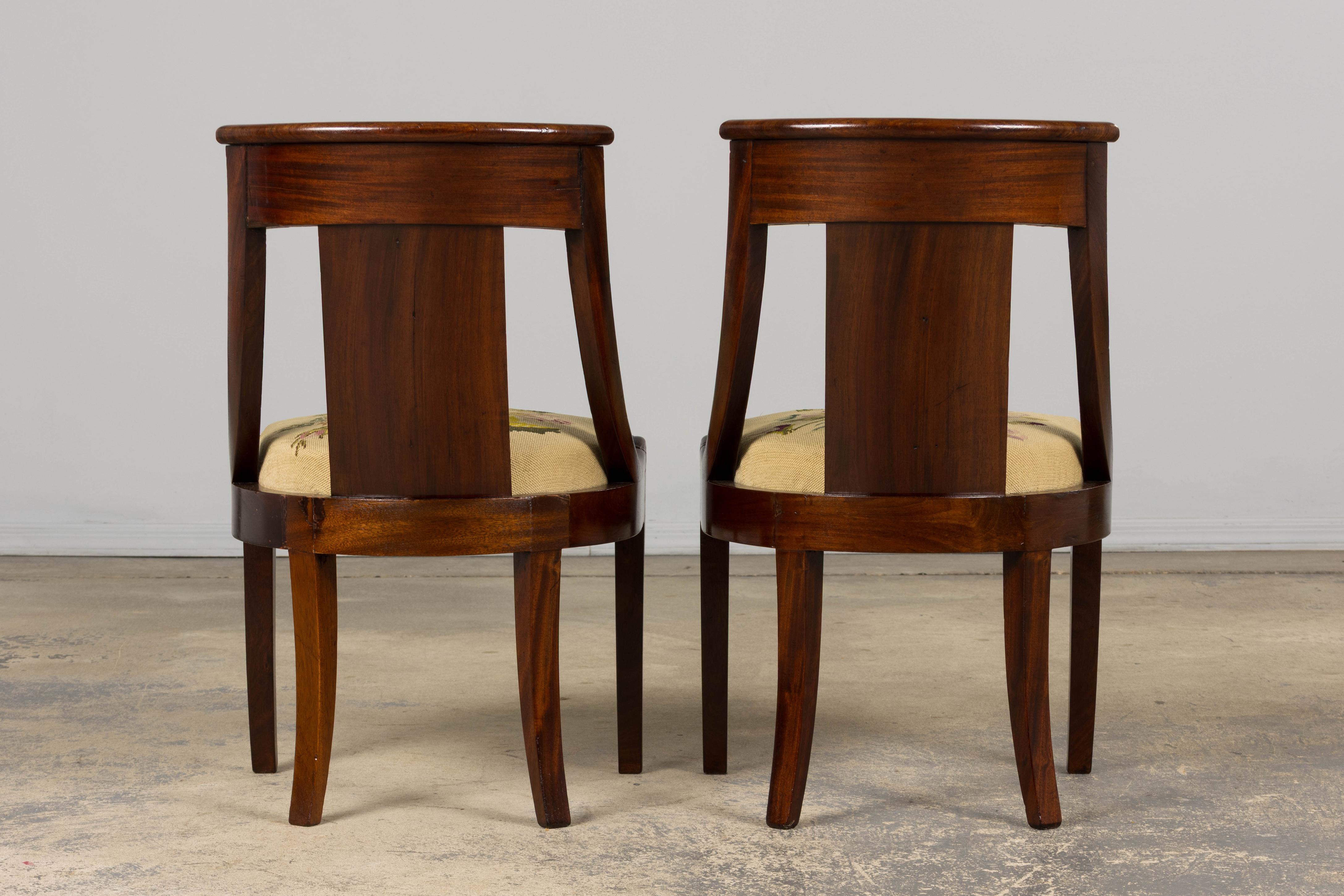 Six chaises de salle à manger en acajou de style Empire français du XIXe siècle avec tapisserie florale en vente 9