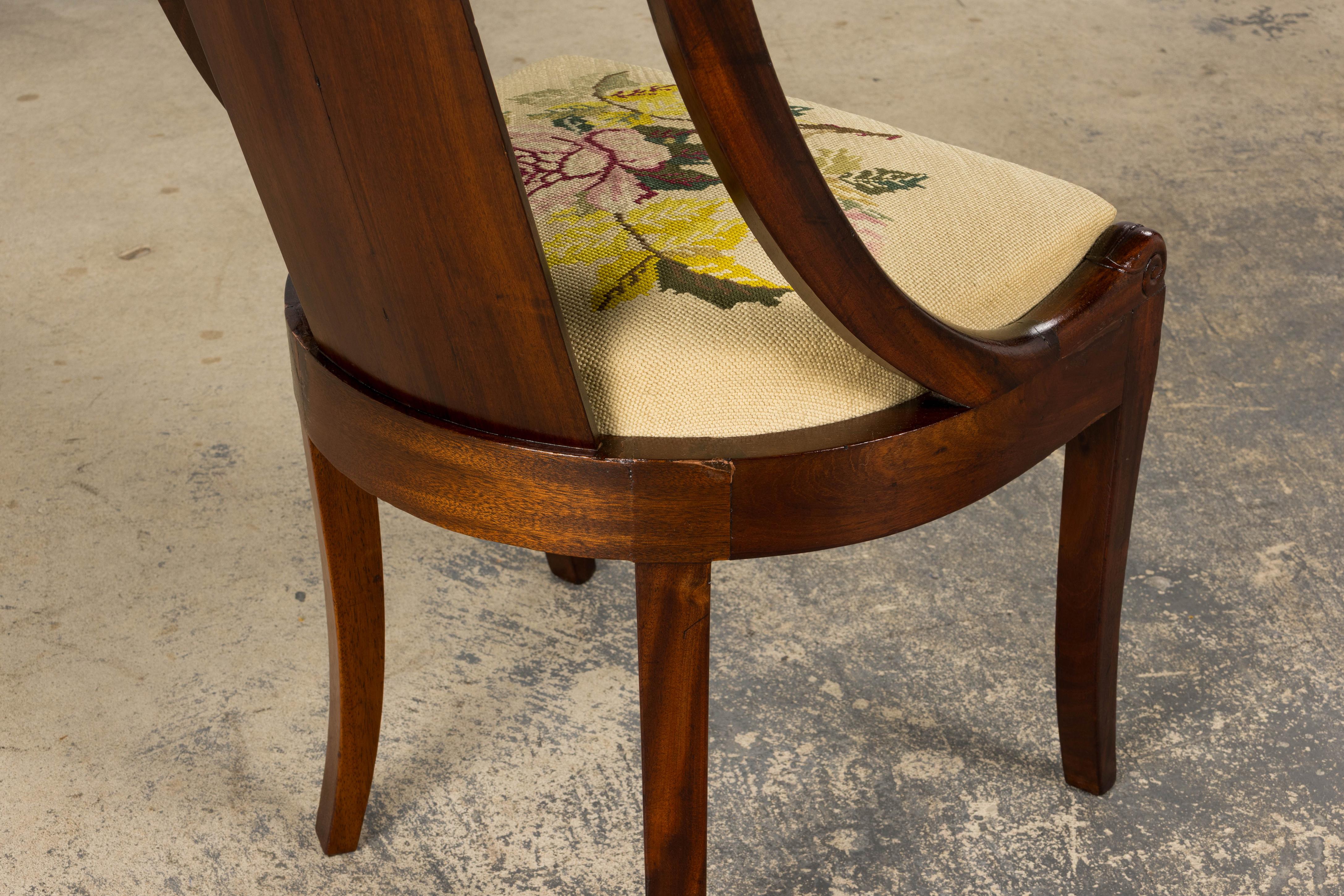 Six chaises de salle à manger en acajou de style Empire français du XIXe siècle avec tapisserie florale en vente 10