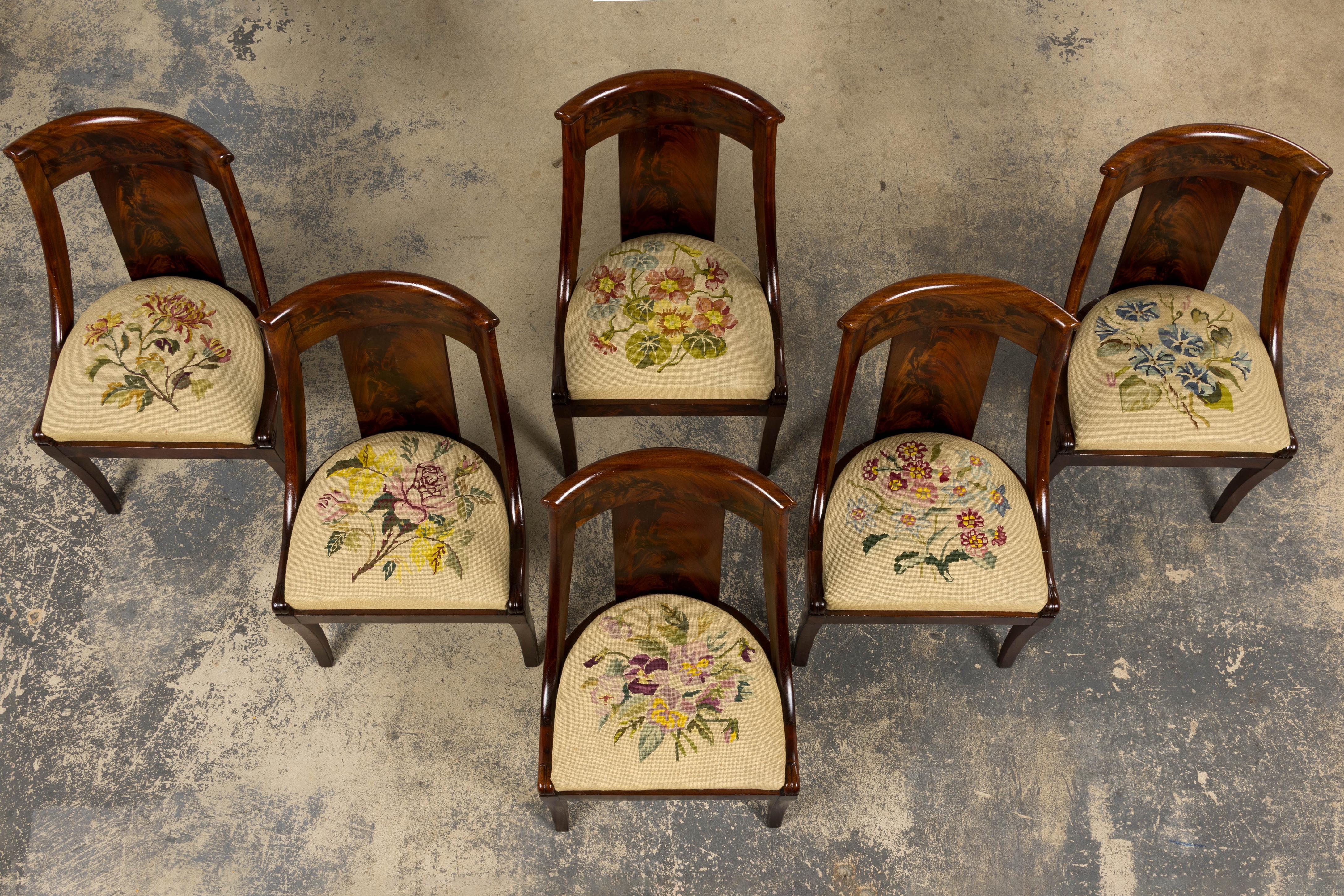 Français Six chaises de salle à manger en acajou de style Empire français du XIXe siècle avec tapisserie florale en vente