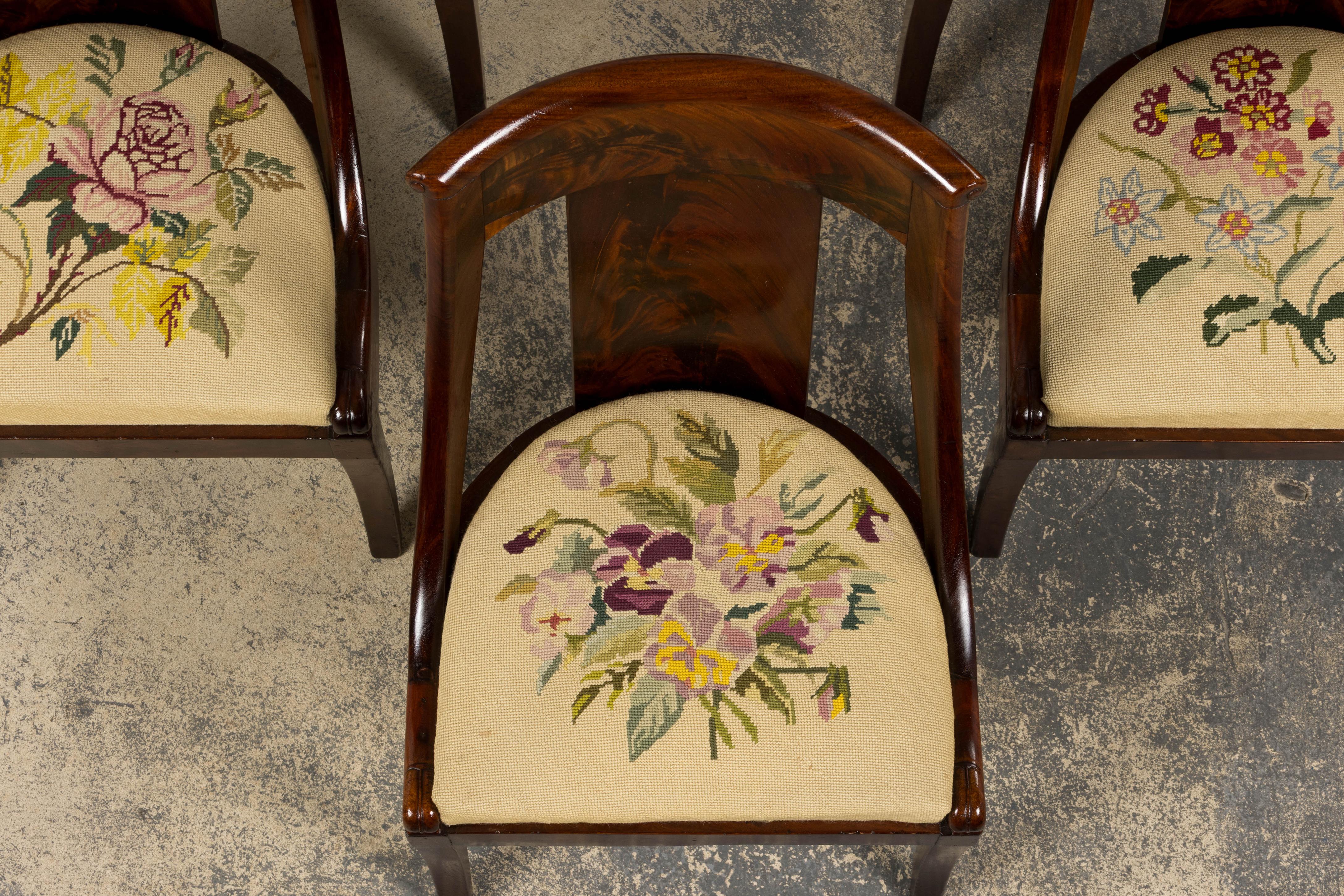 Sculpté à la main Six chaises de salle à manger en acajou de style Empire français du XIXe siècle avec tapisserie florale en vente