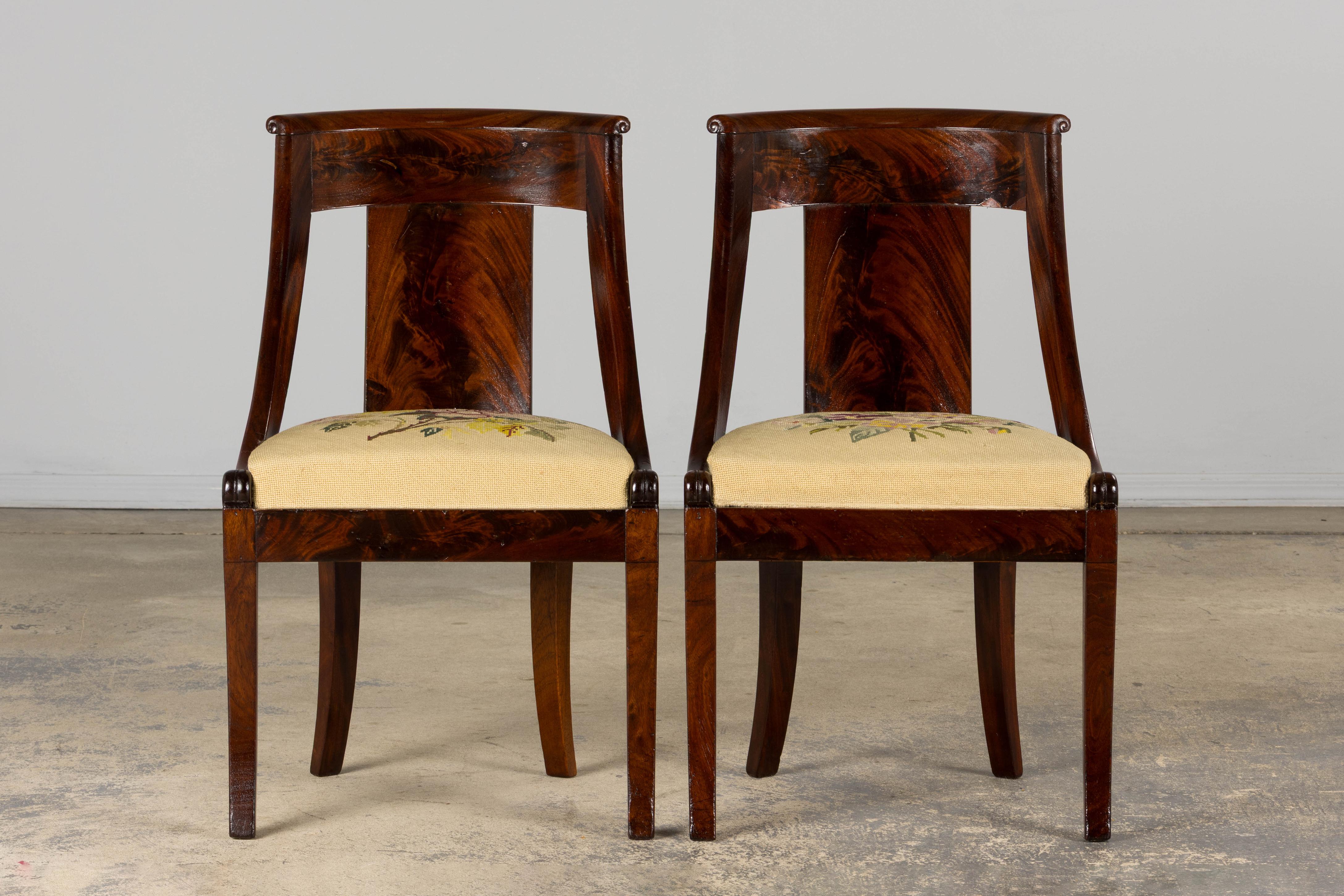 Six chaises de salle à manger en acajou de style Empire français du XIXe siècle avec tapisserie florale Bon état - En vente à Astoria, NY