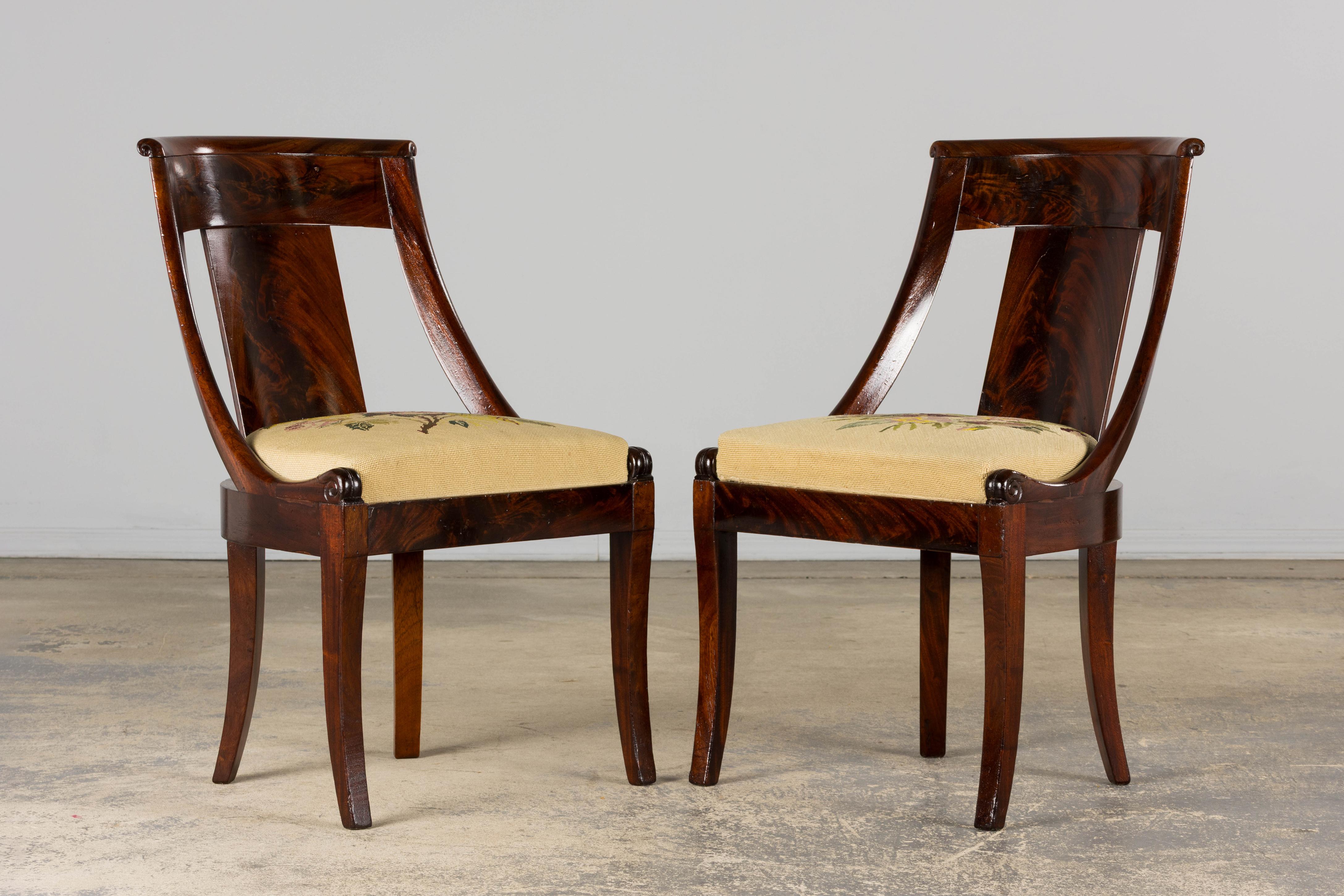 Tapisserie Six chaises de salle à manger en acajou de style Empire français du XIXe siècle avec tapisserie florale en vente