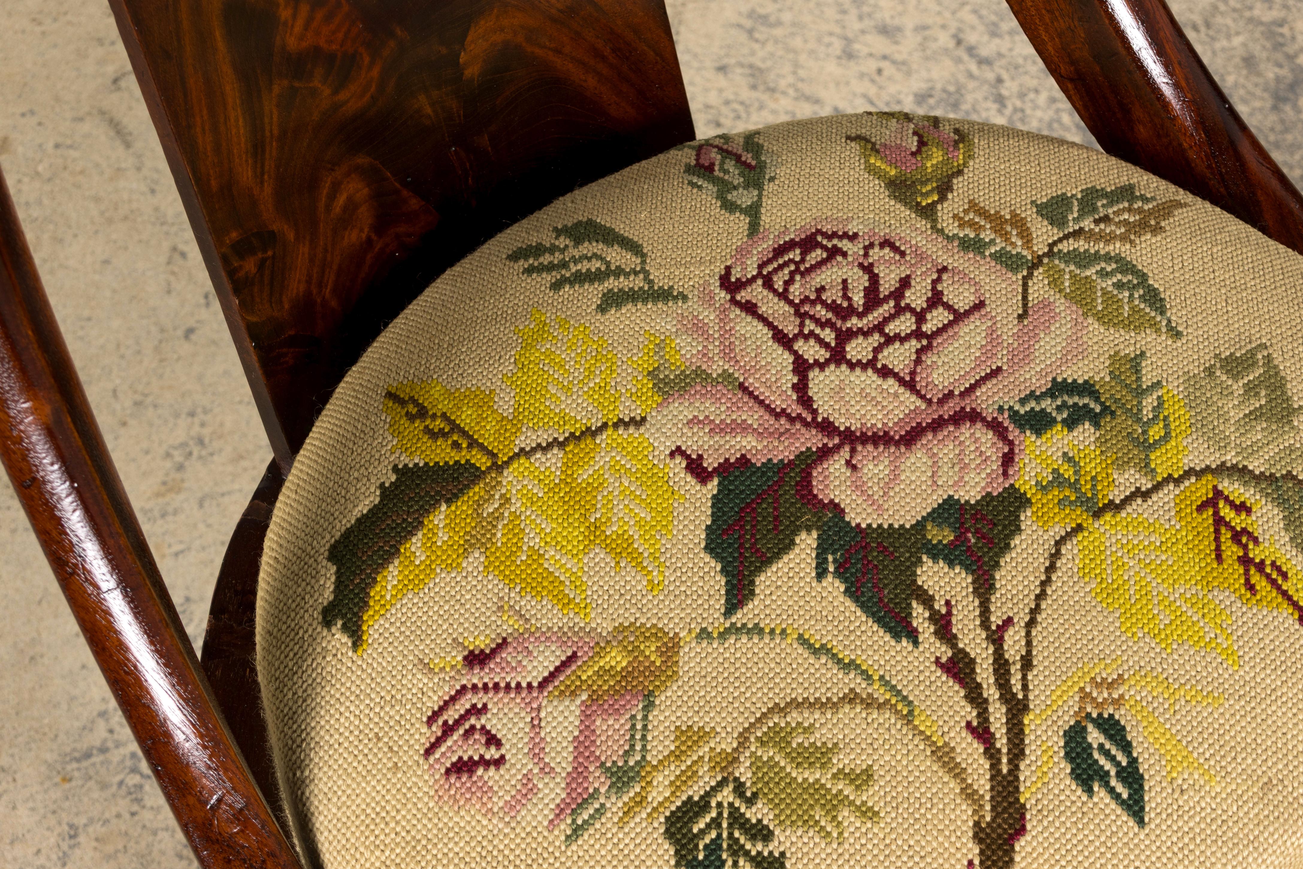 Six chaises de salle à manger en acajou de style Empire français du XIXe siècle avec tapisserie florale en vente 1