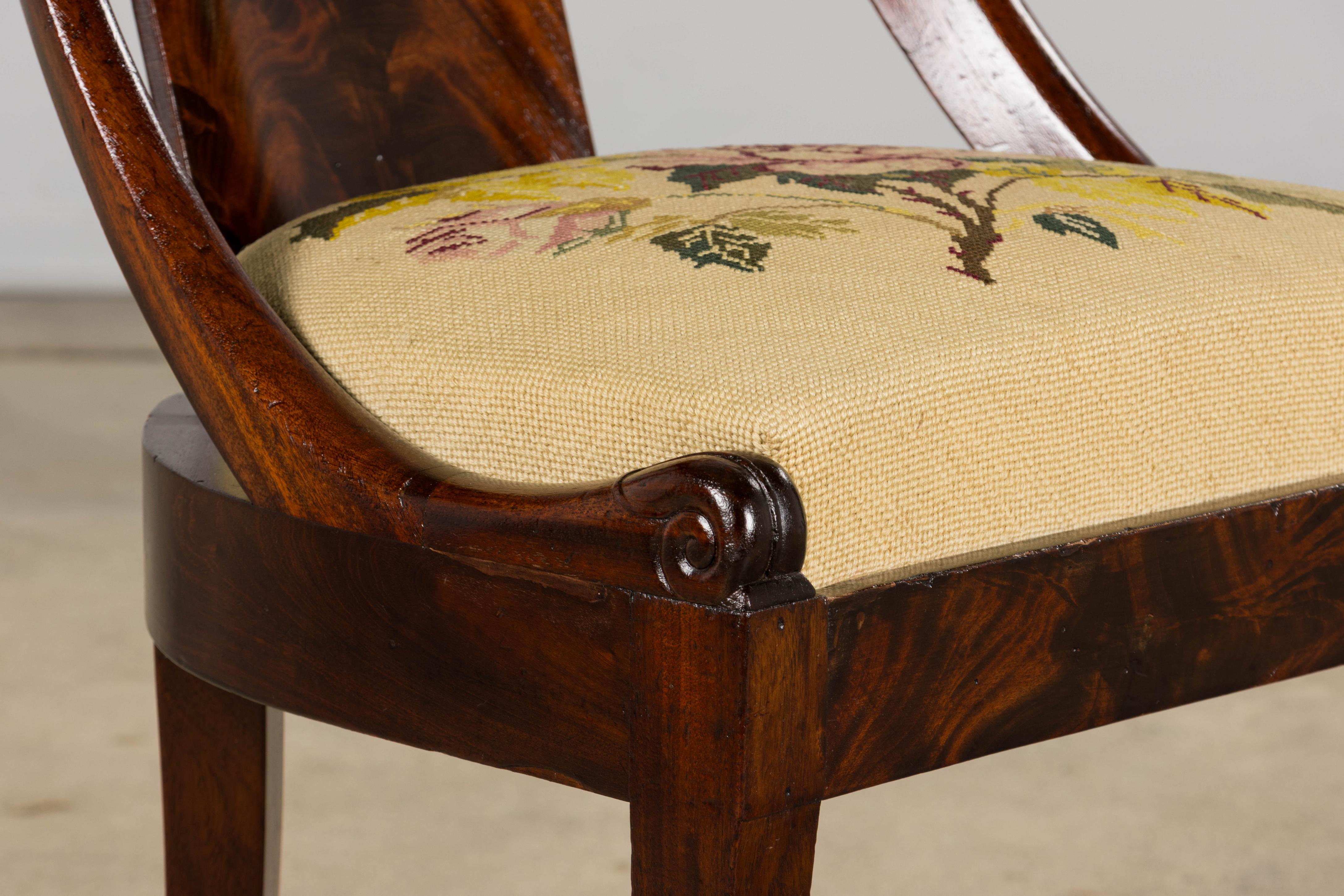 Six chaises de salle à manger en acajou de style Empire français du XIXe siècle avec tapisserie florale en vente 2