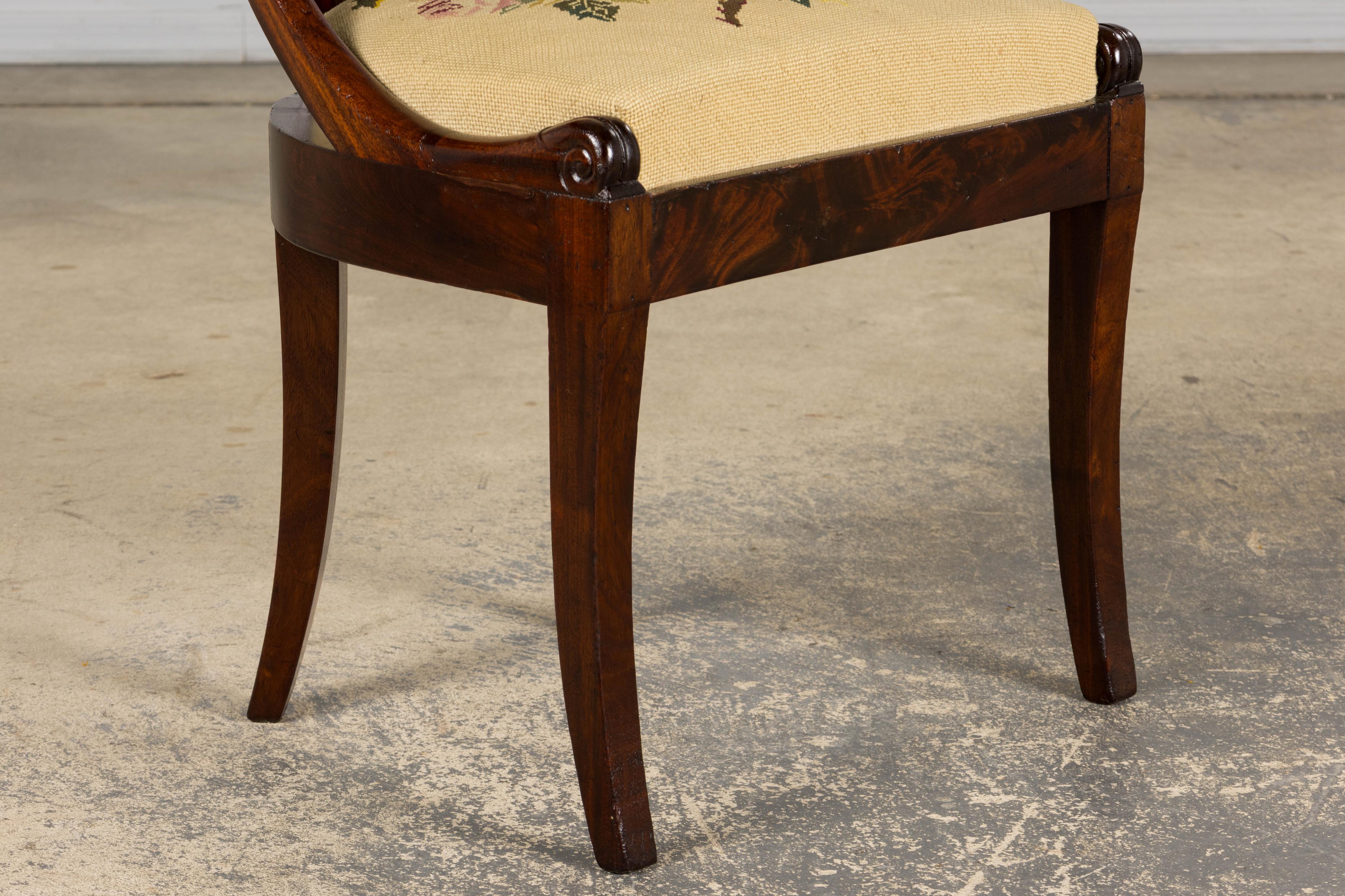 Six chaises de salle à manger en acajou de style Empire français du XIXe siècle avec tapisserie florale en vente 3