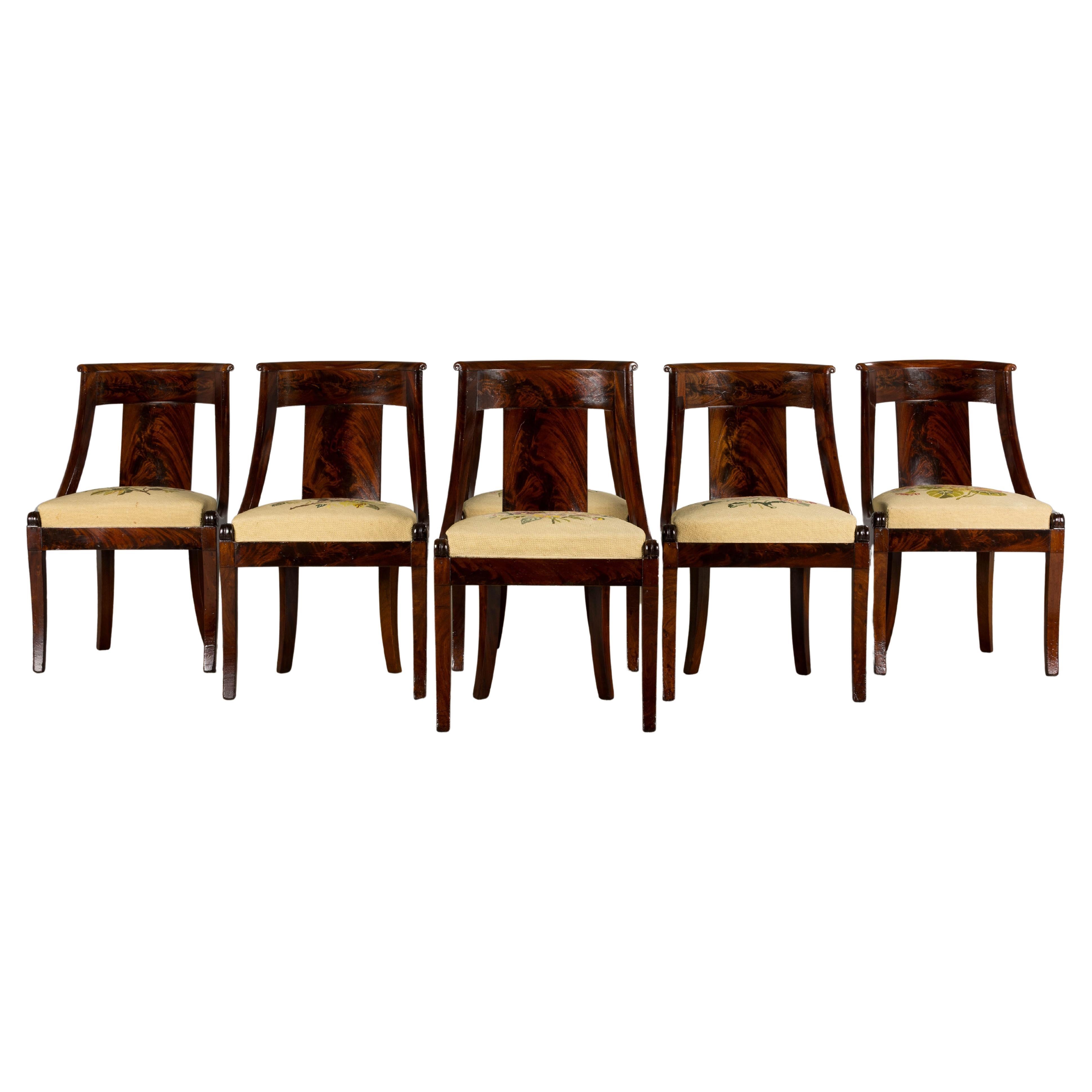 Six chaises de salle à manger en acajou de style Empire français du XIXe siècle avec tapisserie florale