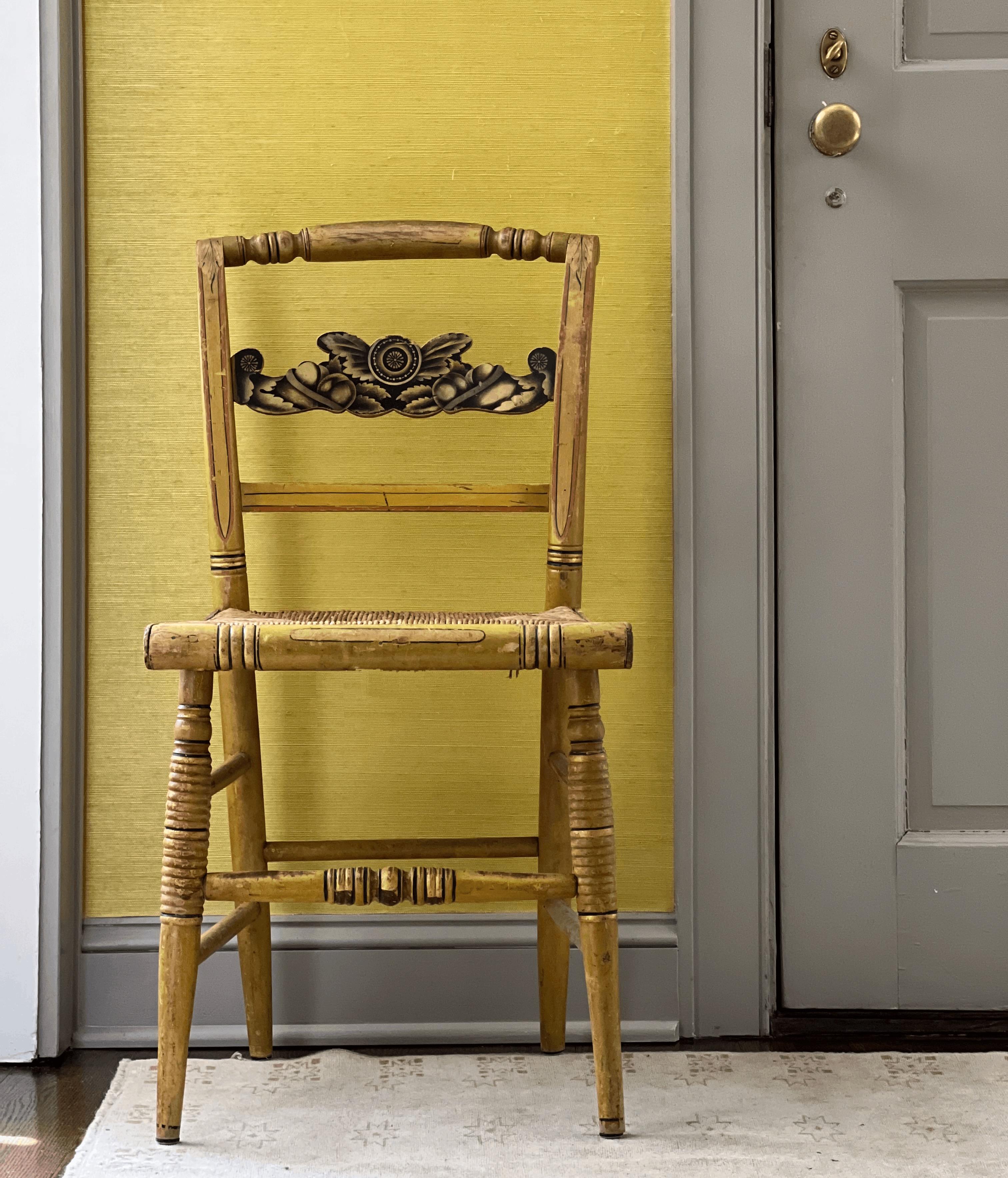 Ensemble de six chaises de salle à manger Sheraton peintes à la main, avec des sièges en jonc tressé et des dossiers peints au pochoir, provenant des États de la Nouvelle-Angleterre, vers les années 1840. Les chaises sont finies dans une couleur