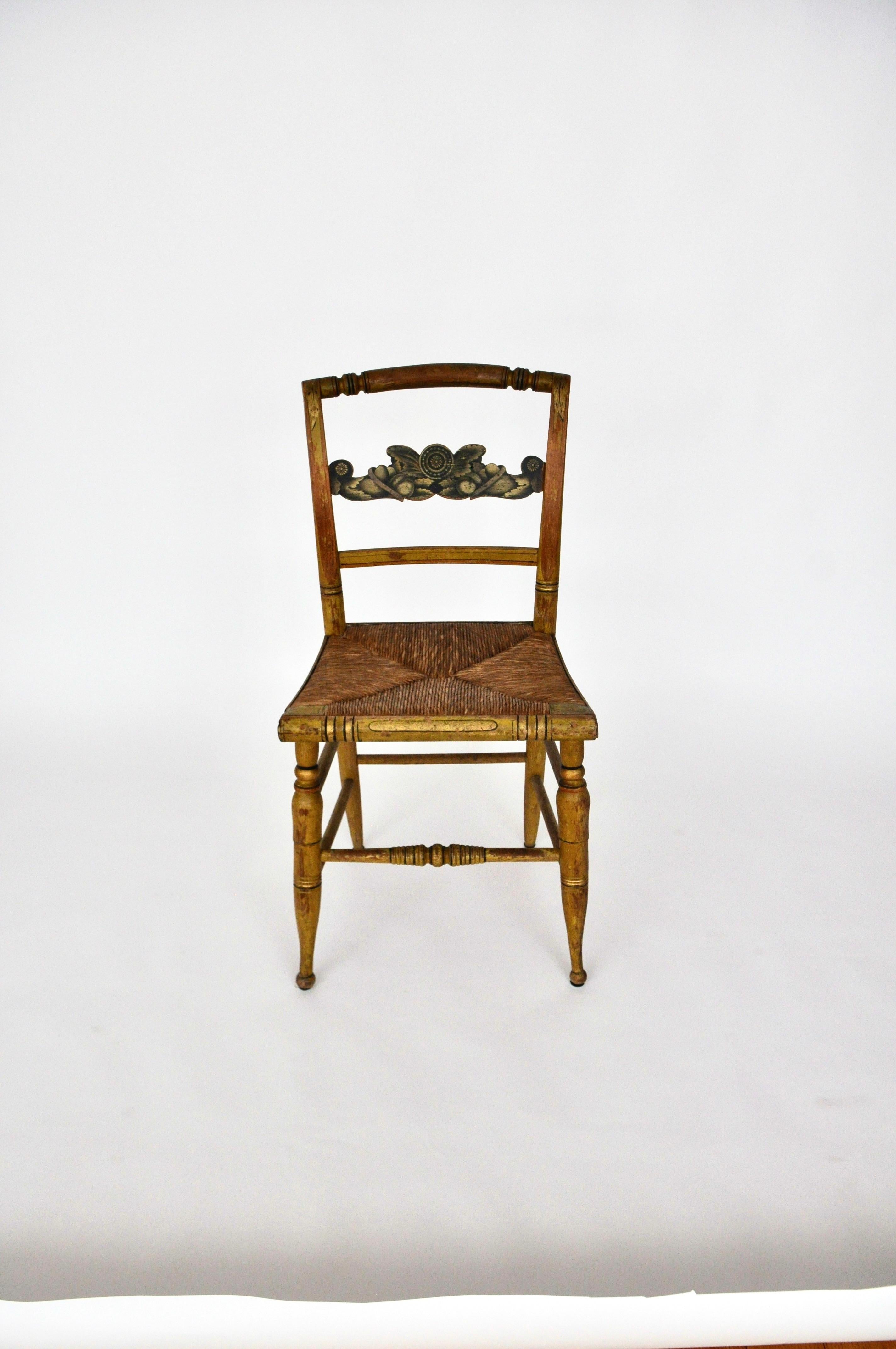 Américain Six 19ème siècle  Chaises de salle à manger Sheraton peintes à la main avec sièges en jonc en vente