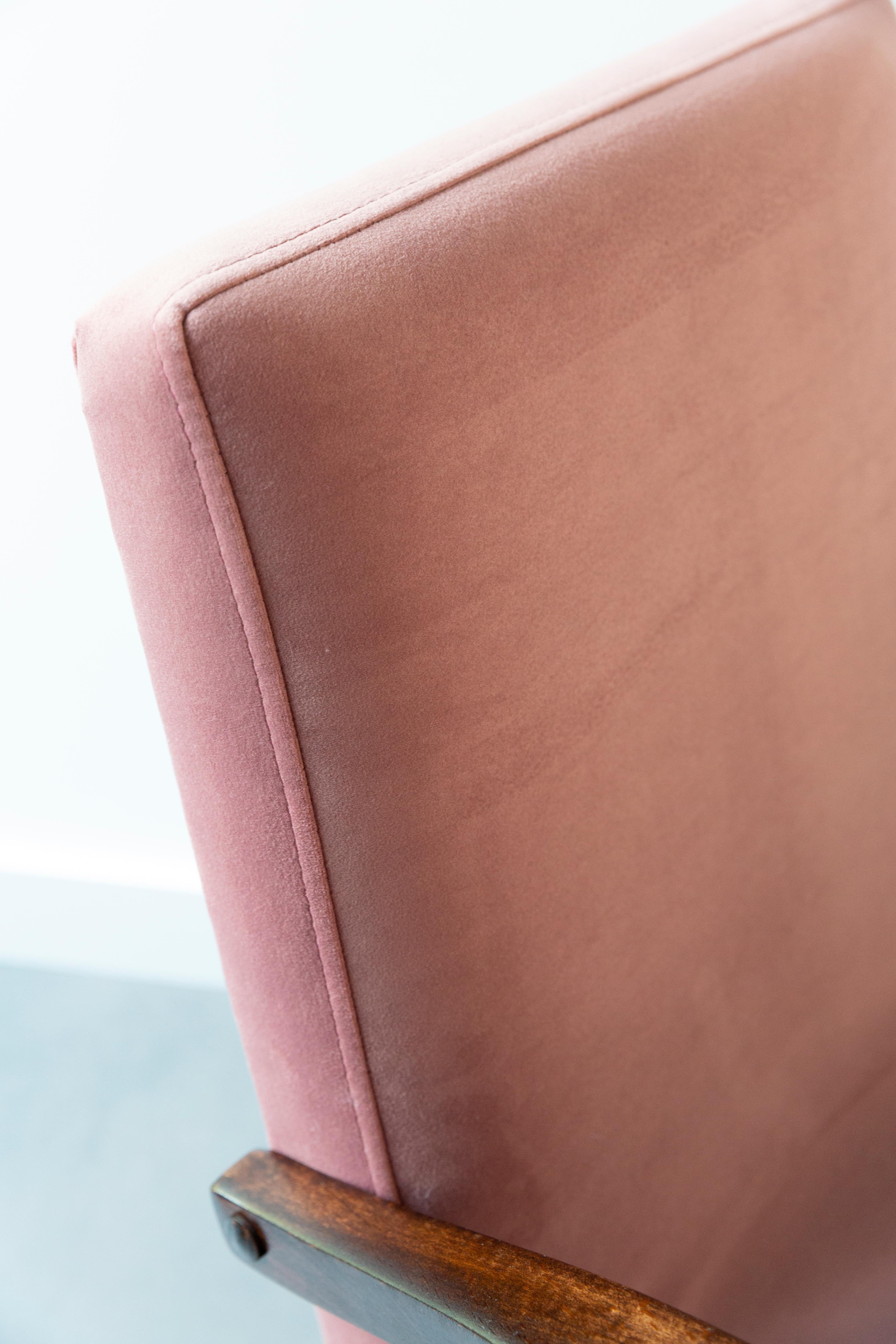 Six 20th Century Armchairs in Dusty Pink Velvet by Mieczyslaw Puchala, 1960s For Sale 4