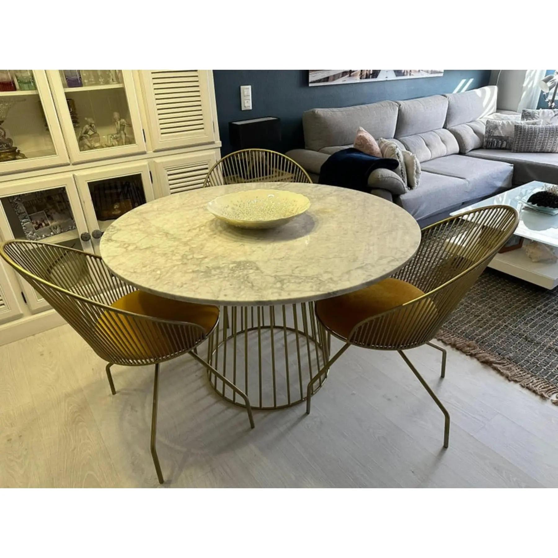 Six (6) Cuet Collection Gold and Velvet Dining Chairs Art Deco 

Style Art-deco style design chair made of iron finished in gold and seat cushion upholstered in mustard-colored velvet. Cueto Collection. · Material composition: iron, velvet and