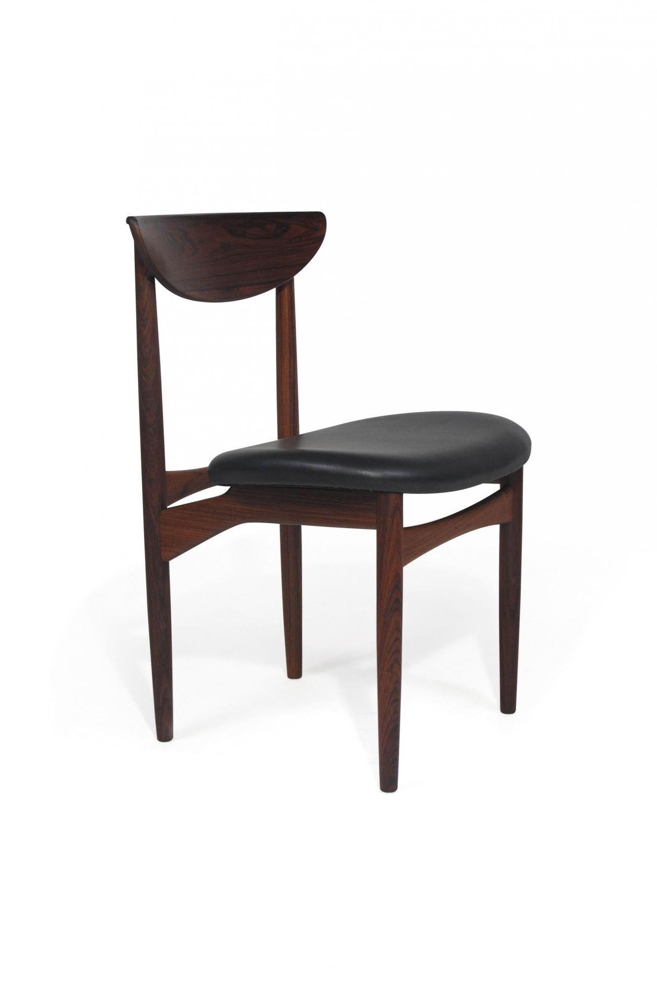 Scandinave moderne Six chaises de salle à manger en palissandre du milieu du siècle de Kurt Ostervig en cuir noir en vente