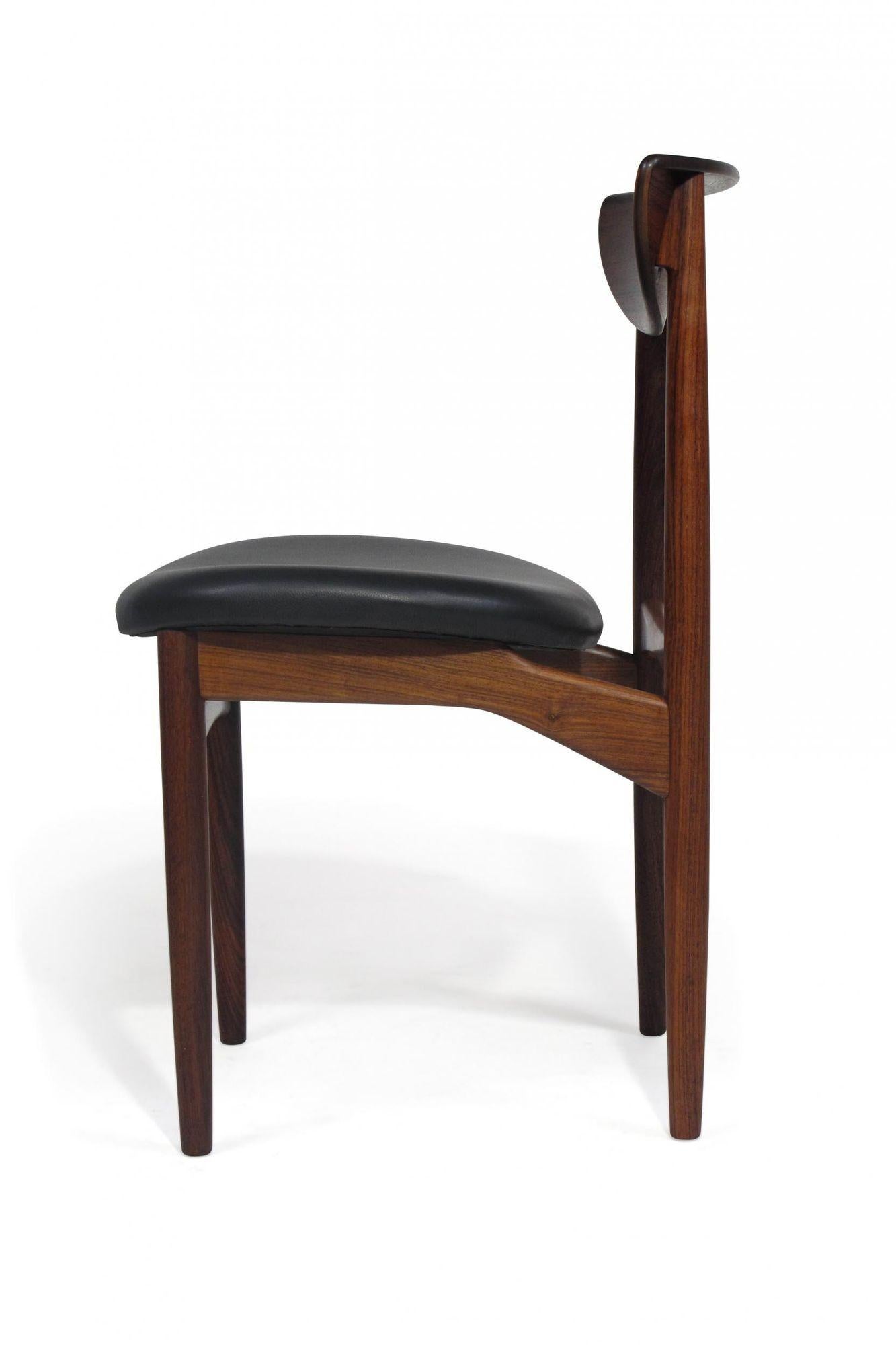 Danois Six chaises de salle à manger en palissandre du milieu du siècle de Kurt Ostervig en cuir noir en vente