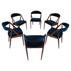Seis (6) Sillas de comedor danesas Kai Kristiansen restauradas en terciopelo verde azulado