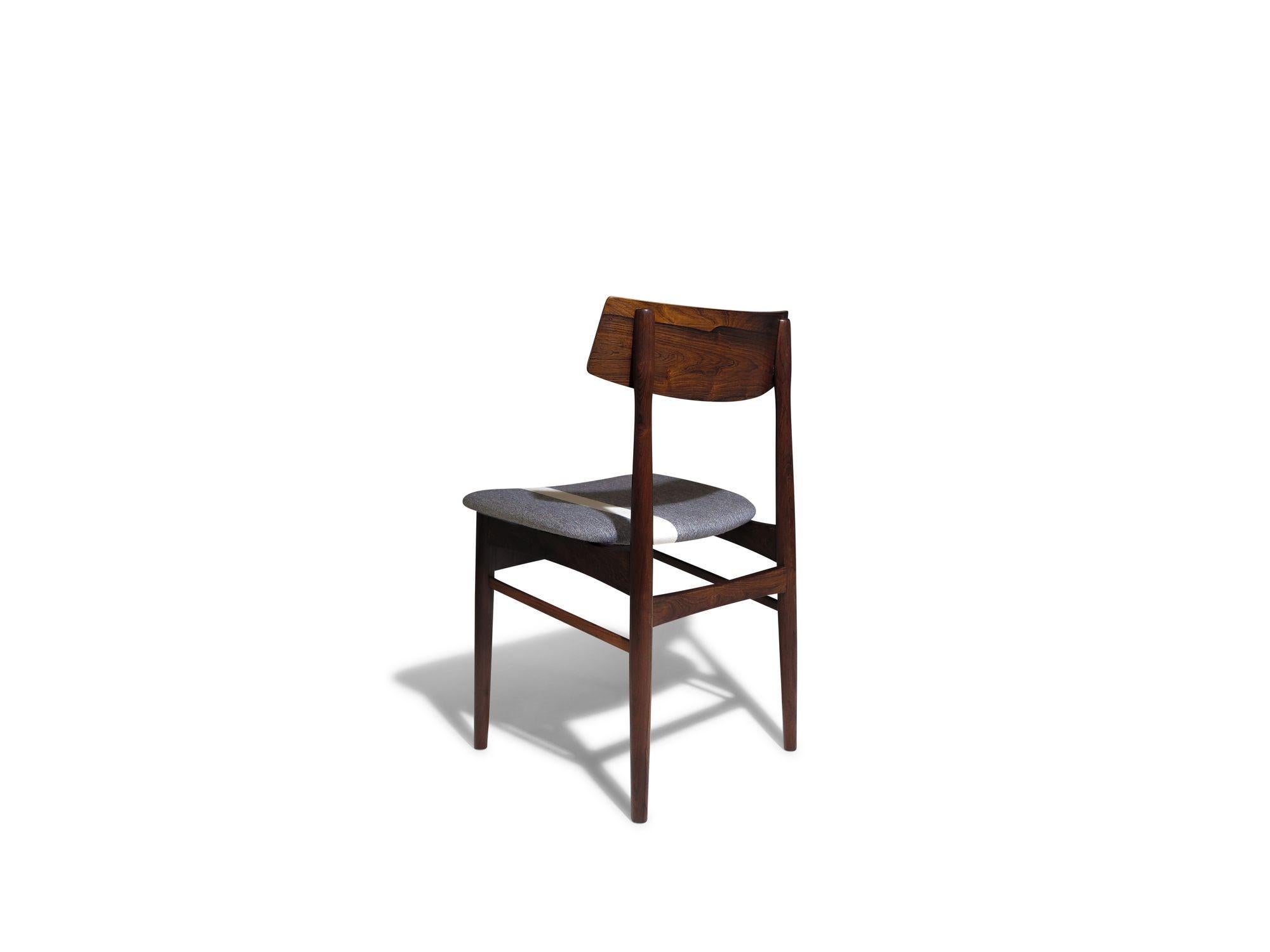 Sechs (6) restaurierte dänische Palisander-Esszimmerstühle aus der Jahrhundertmitte, 1955 im Zustand „Hervorragend“ im Angebot in Oakland, CA