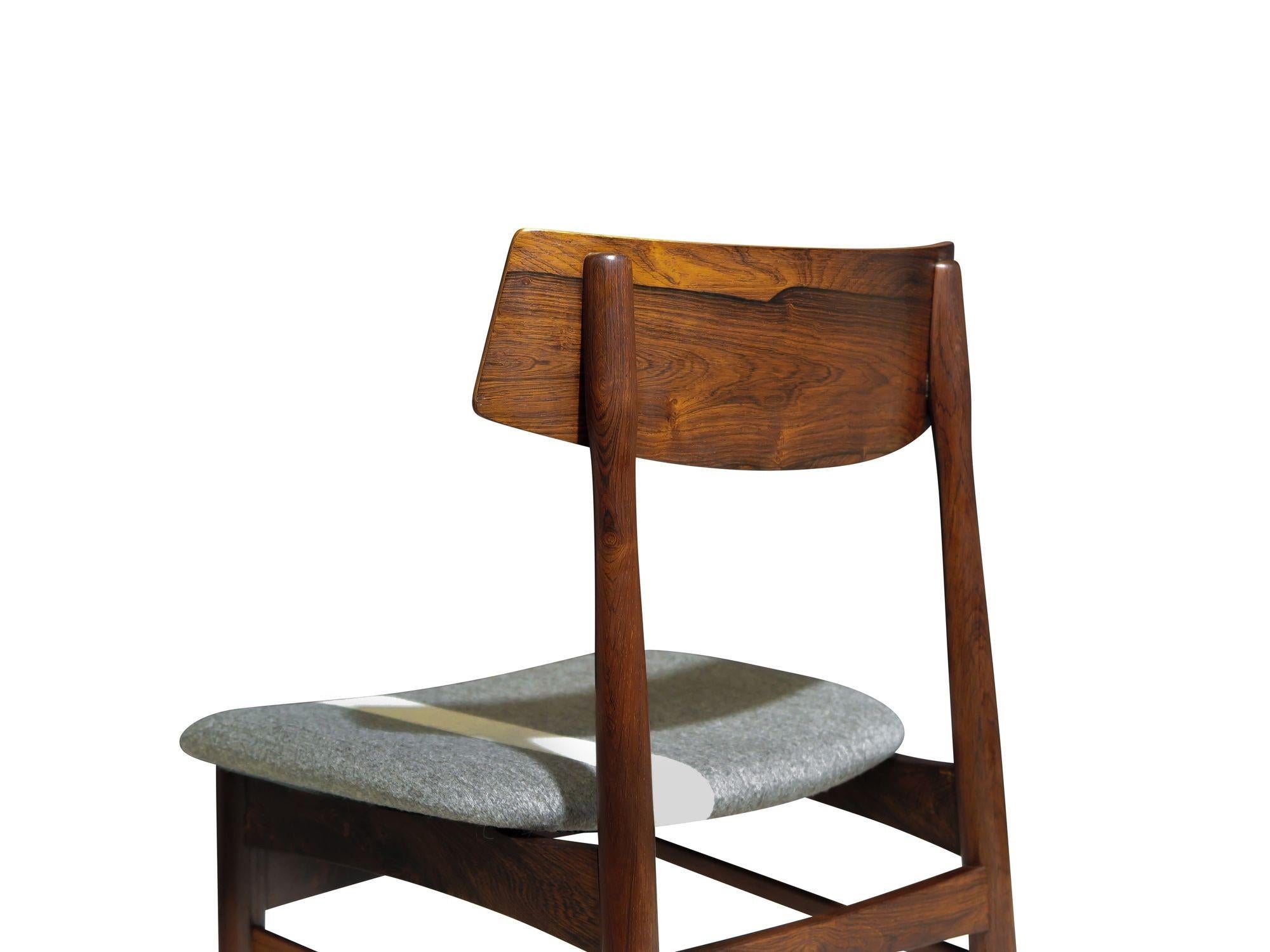 Sechs (6) restaurierte dänische Palisander-Esszimmerstühle aus der Jahrhundertmitte, 1955 (20. Jahrhundert) im Angebot