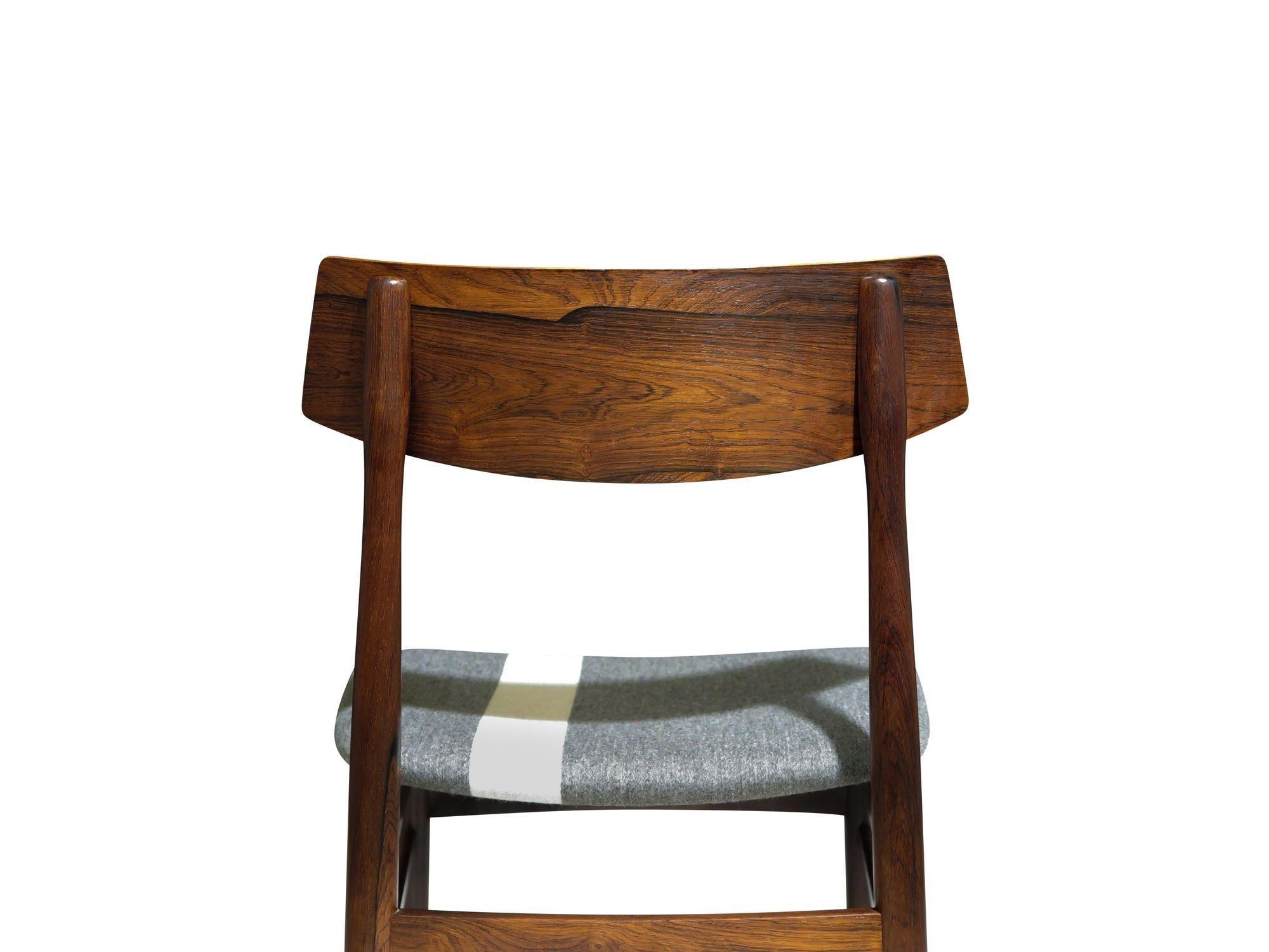 Sechs (6) restaurierte dänische Palisander-Esszimmerstühle aus der Jahrhundertmitte, 1955 im Angebot 1