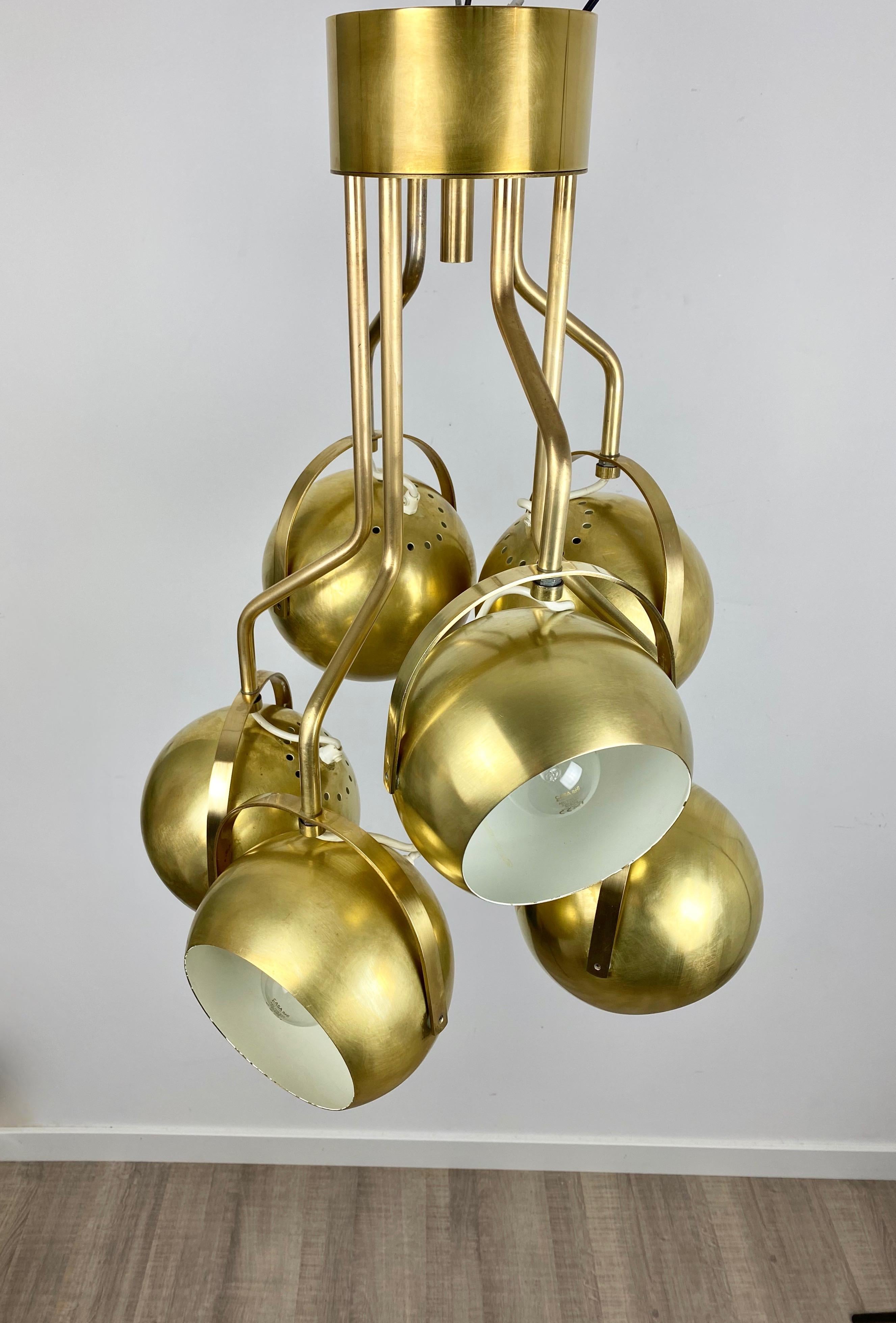 Lustre à six lumières en laiton du designer italien Goffredo Reggiani. La direction des lumières est réglable. Fabriqué en Italie vers 1960.