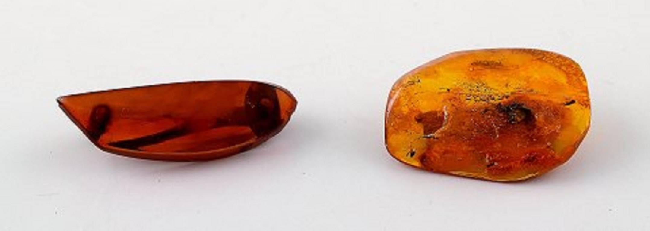 6 amber brooches in different sizes, milk amber and darker amber.
Largest measures: 5 x 3 cm.
A total of 26 grams.
In good condition.