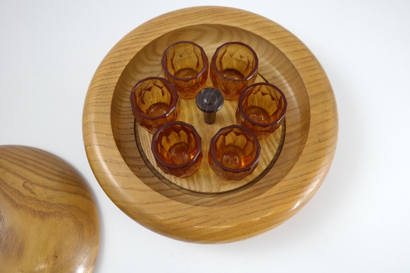 Six Amber Liquor Glasses in Oak Case, 1970s In Good Condition In Budapest, HU
