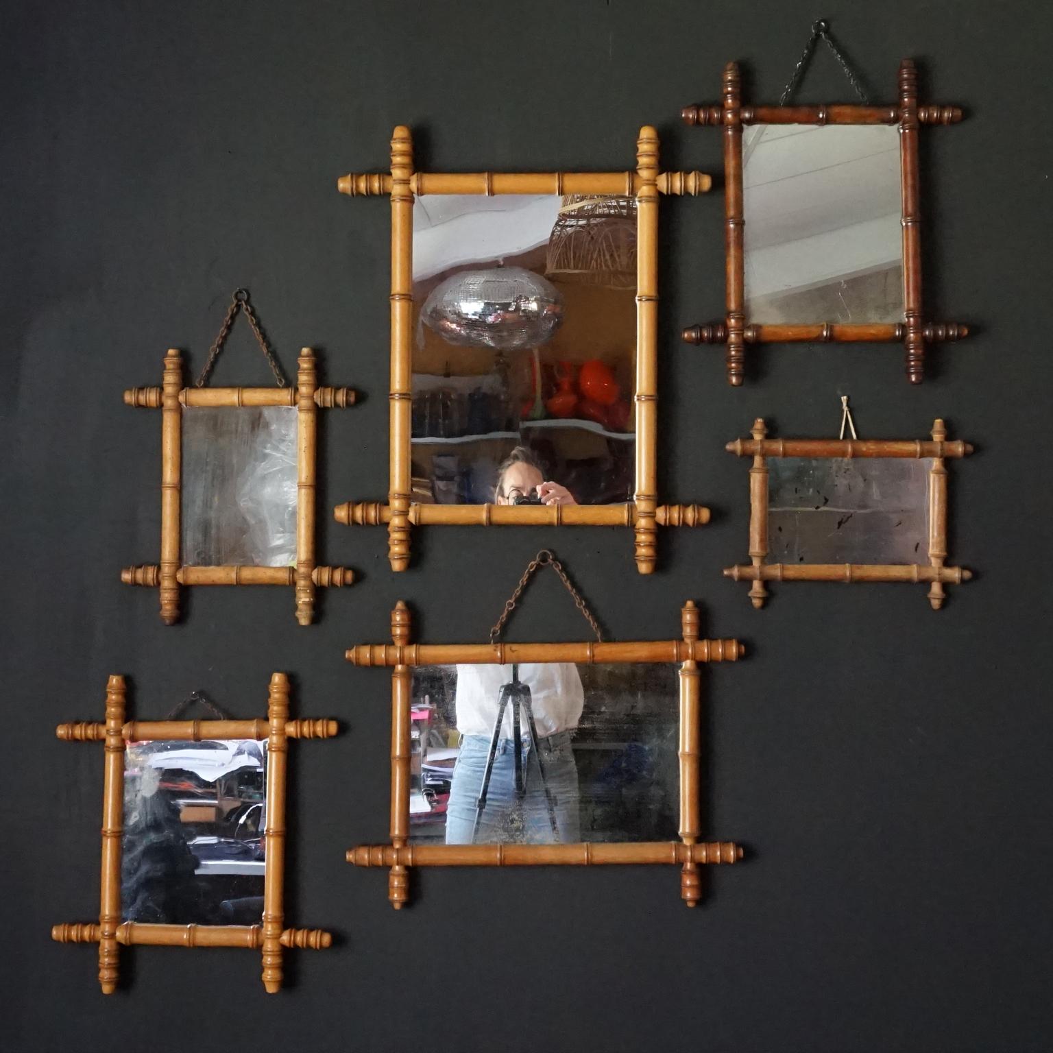 Une collection élégante de six miroirs encadrés en bois de Faux Bambou avec quelques rousseurs sur le verre du miroir mais toujours utilisables en tant que miroirs. Les cadres en bois tourné à motif de bambou, les chaînes et les supports en bois