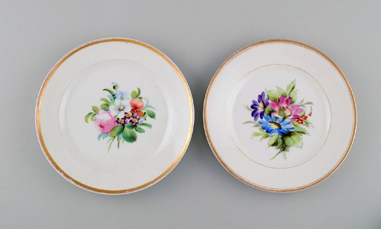 Six antique Bing & Grøndahl plates in porcelain with hand-painted flowers and a gold edge. Late 19th century.
Measures: diameter: 19.2 cm.
In excellent condition. Light wear in the gold.
Stamped.
1st factory quality.