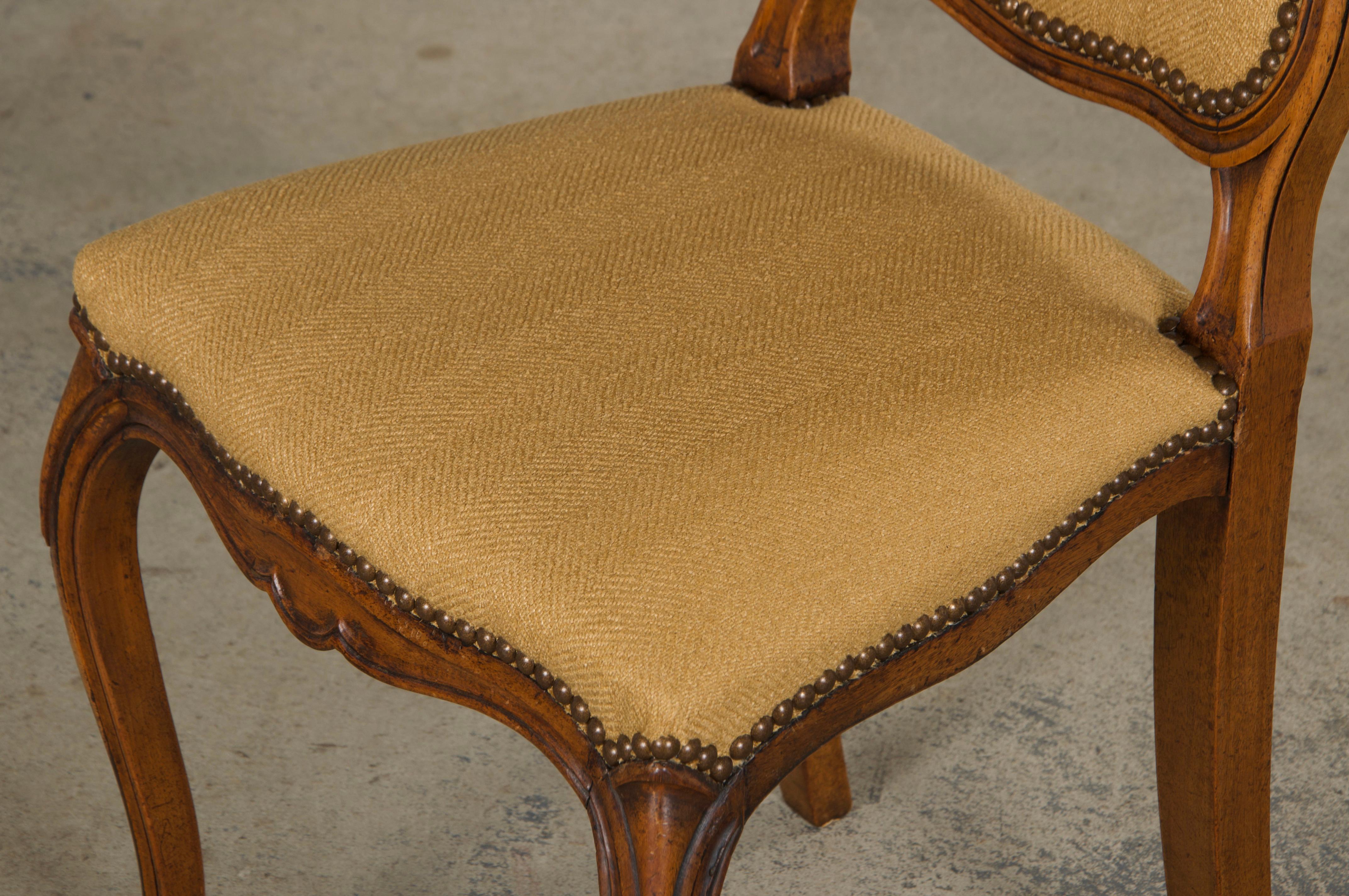 Sechs antike Land Französisch Louis XV Stil Nussbaum Esszimmerstühle In Beige Stoff im Angebot 3