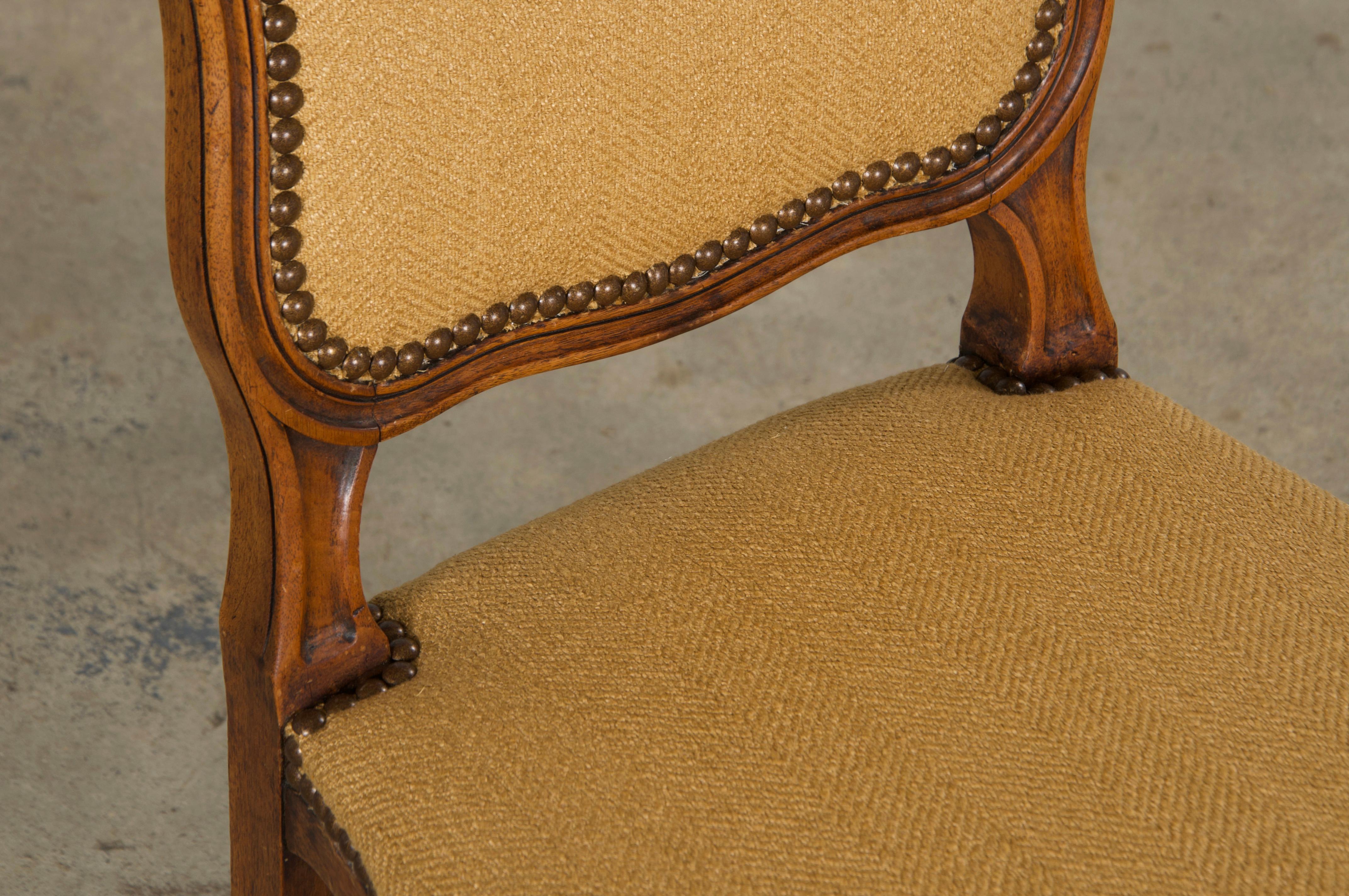 Sechs antike Land Französisch Louis XV Stil Nussbaum Esszimmerstühle In Beige Stoff im Angebot 4