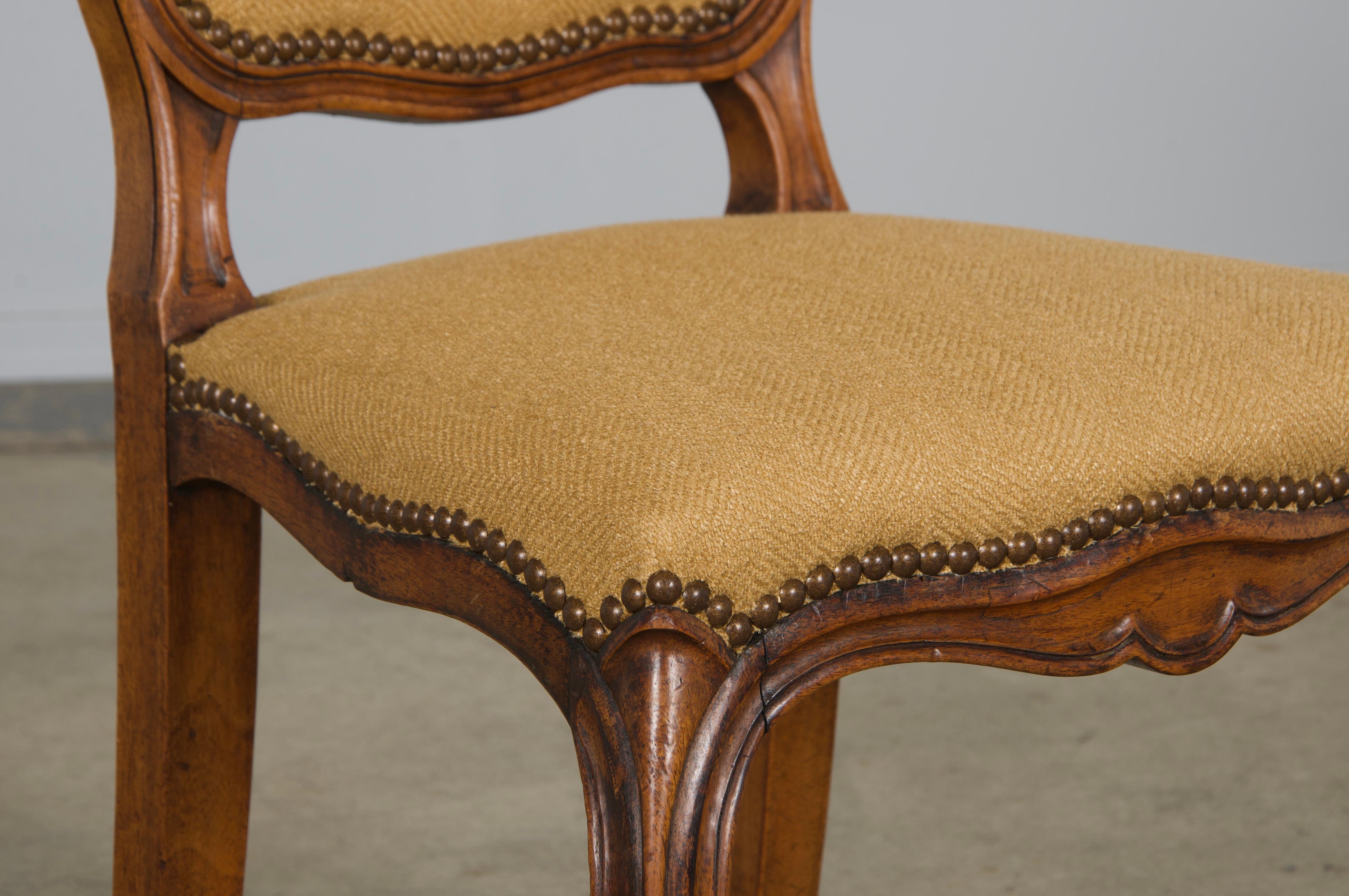 Sechs antike Land Französisch Louis XV Stil Nussbaum Esszimmerstühle In Beige Stoff im Angebot 5