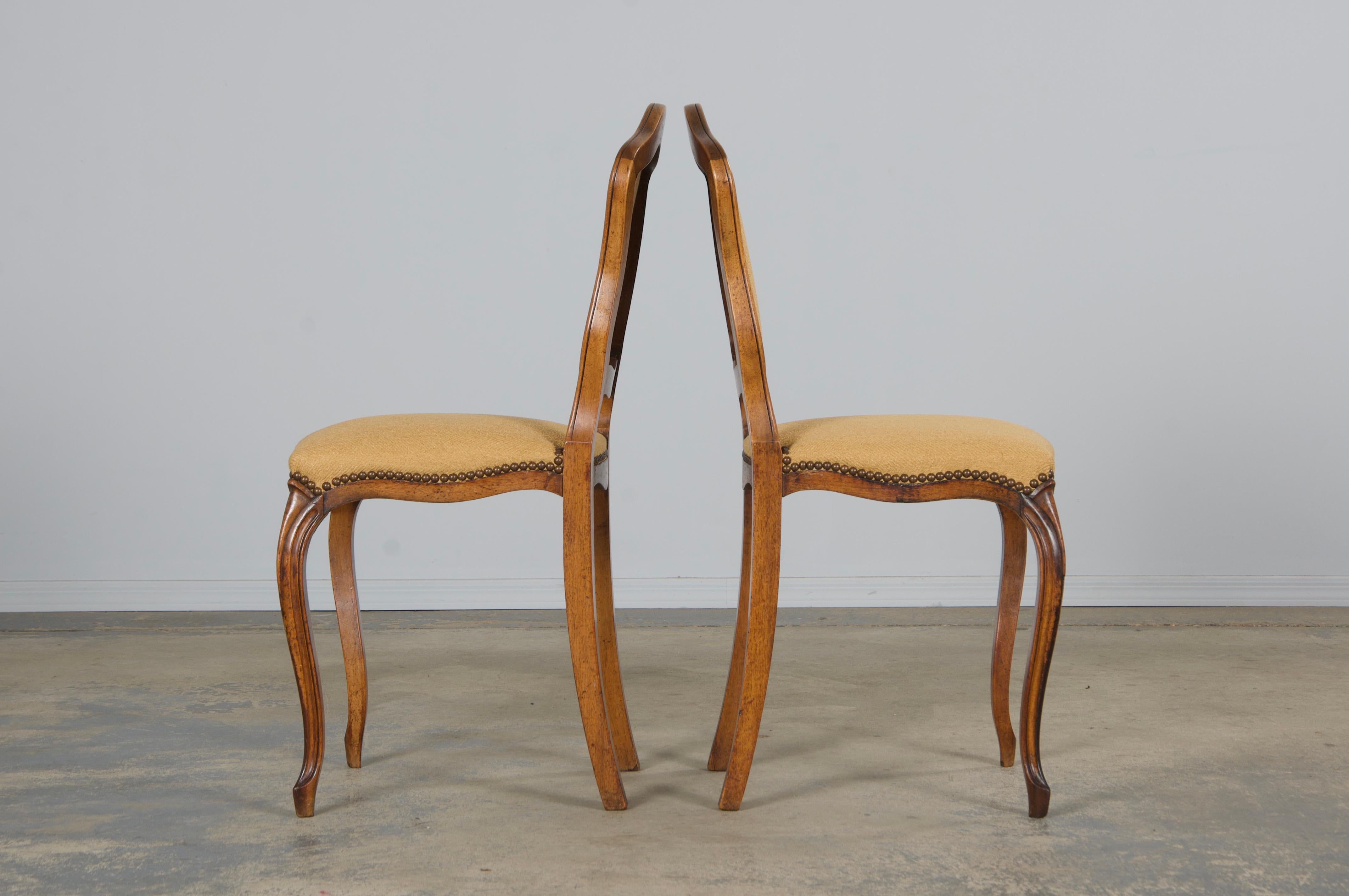 Sechs antike Land Französisch Louis XV Stil Nussbaum Esszimmerstühle In Beige Stoff im Angebot 7
